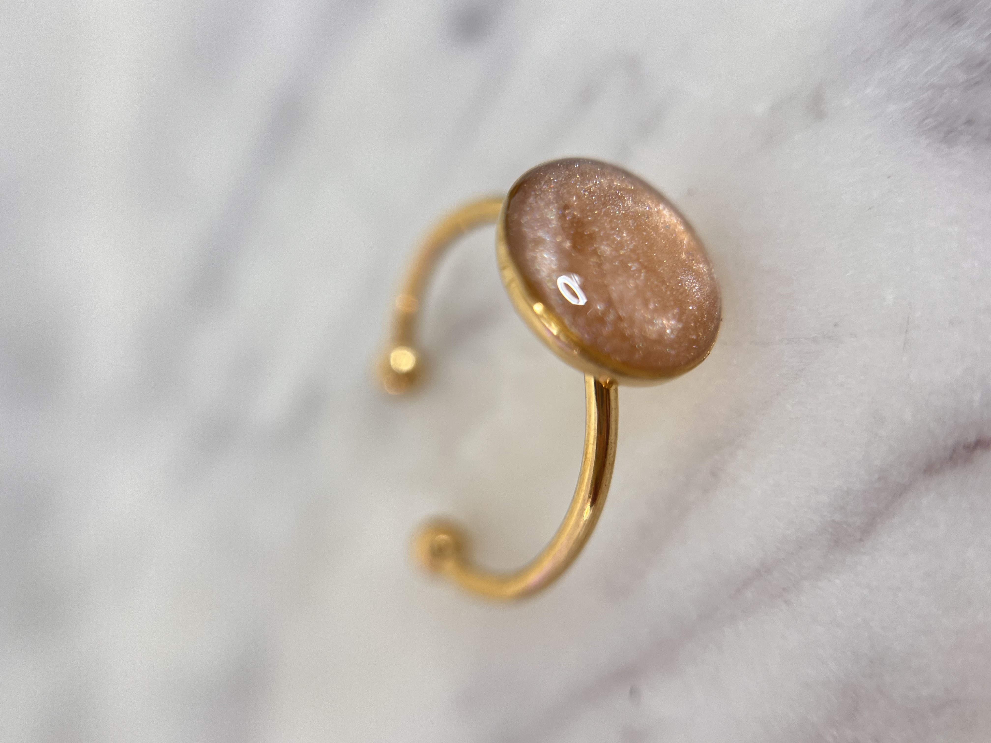 Bague beige irisé