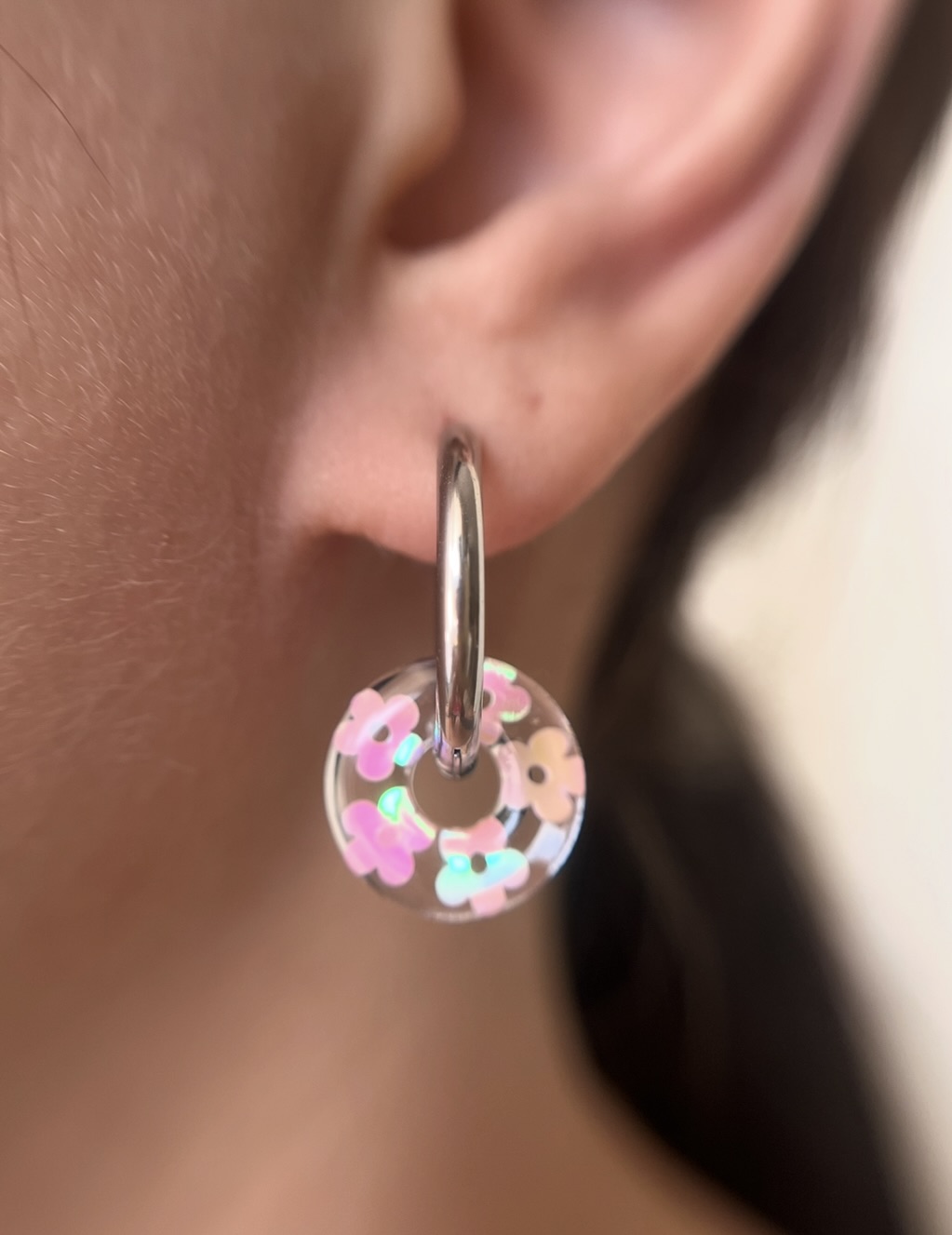 Louve avec fleurs holographiques