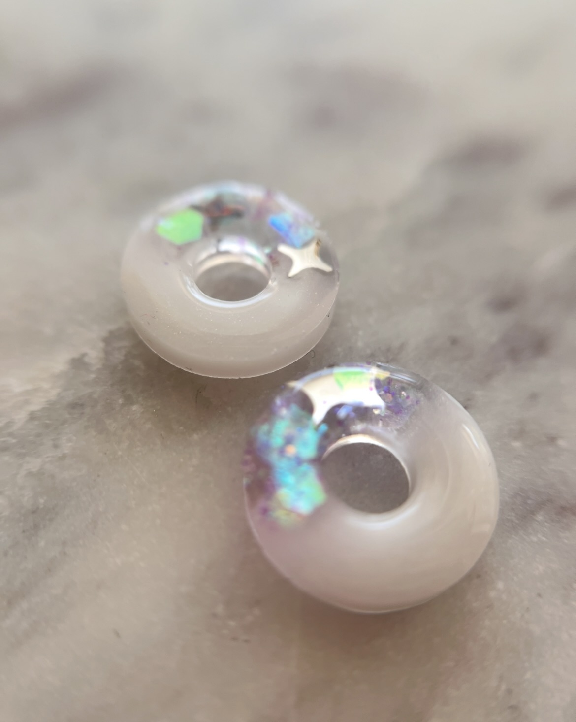 Louve blanc et paillettes holographiques