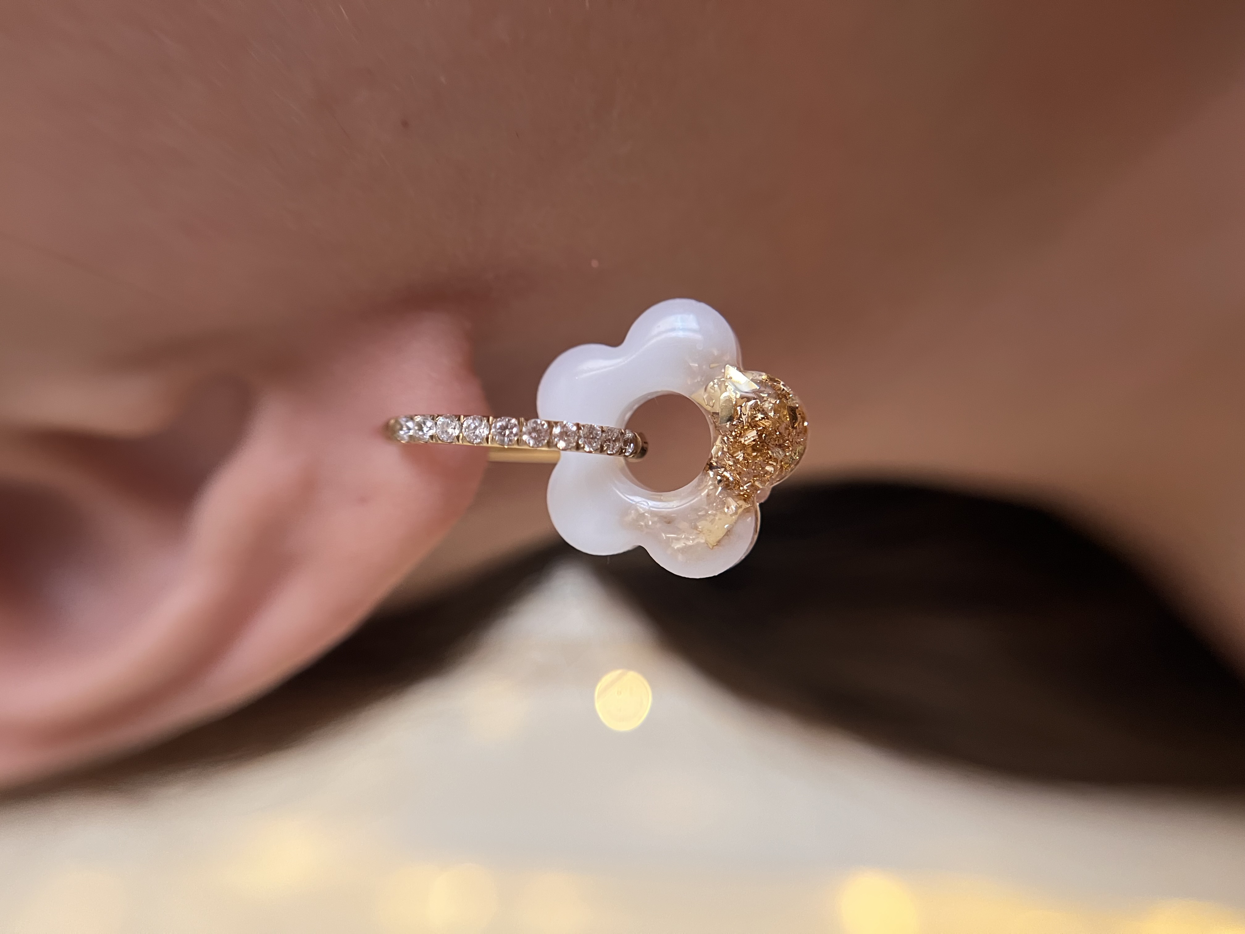 Flower blanc et feuille d'or
