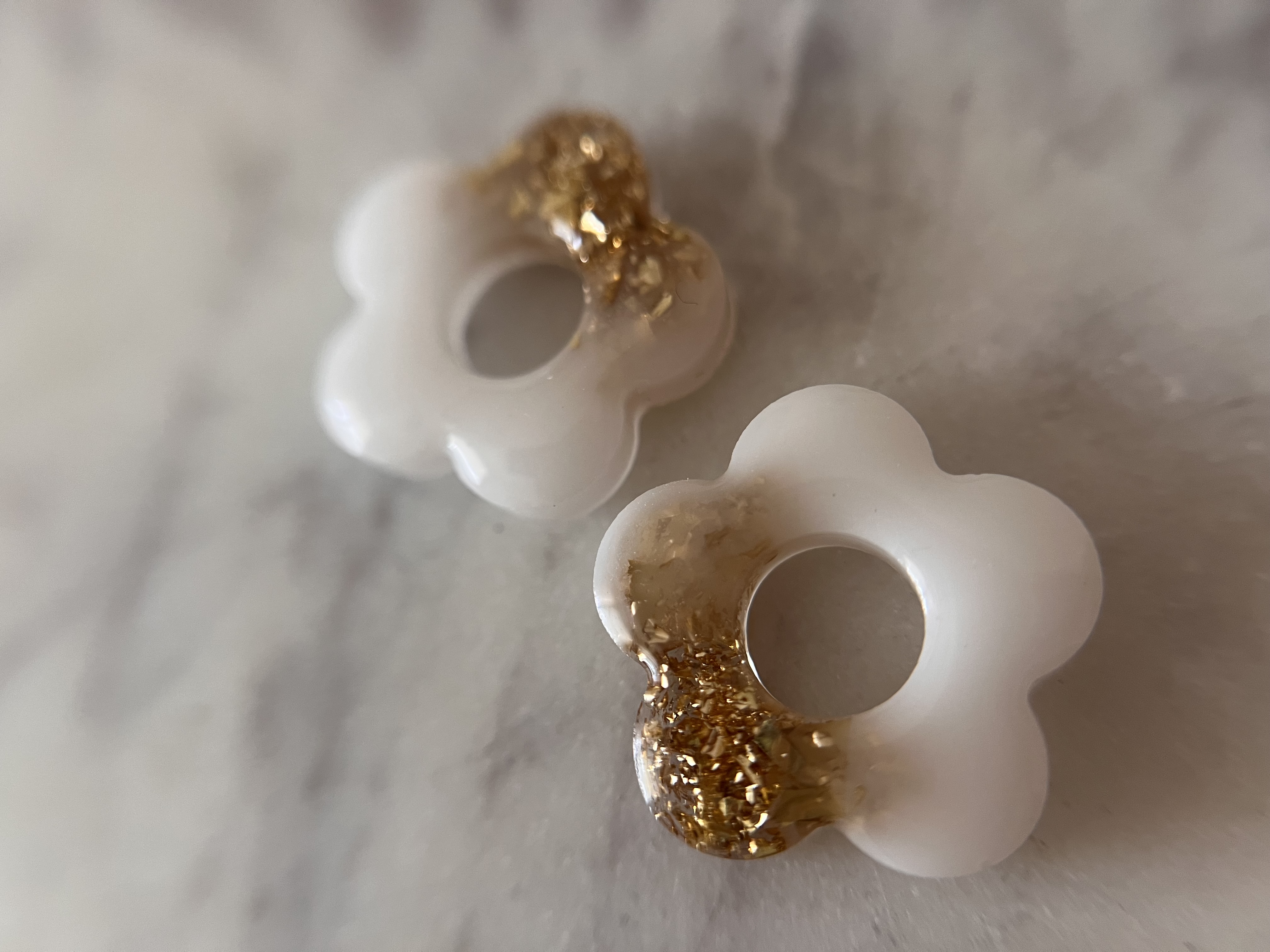 Flower blanc et feuille d'or