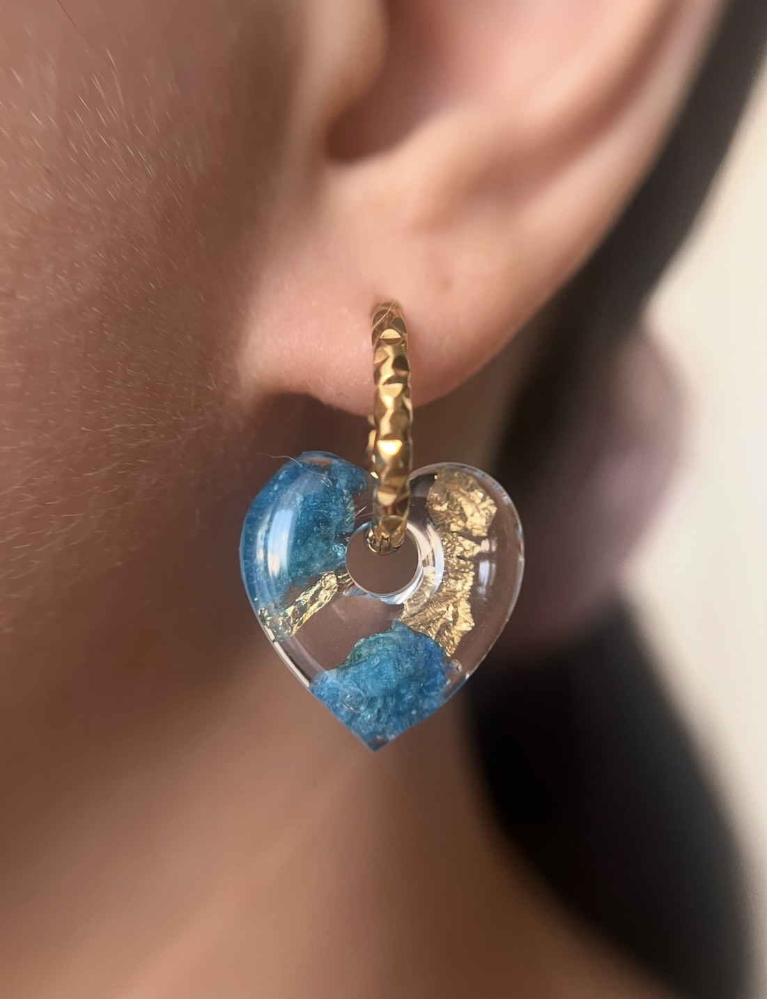 Coeur fleur bleu avec feuille d'or