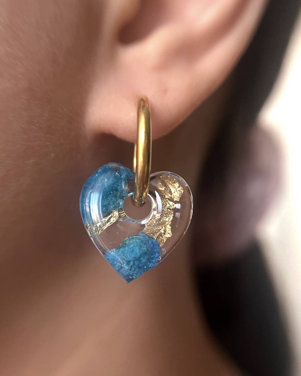 Coeur fleur bleu avec feuille d'or
