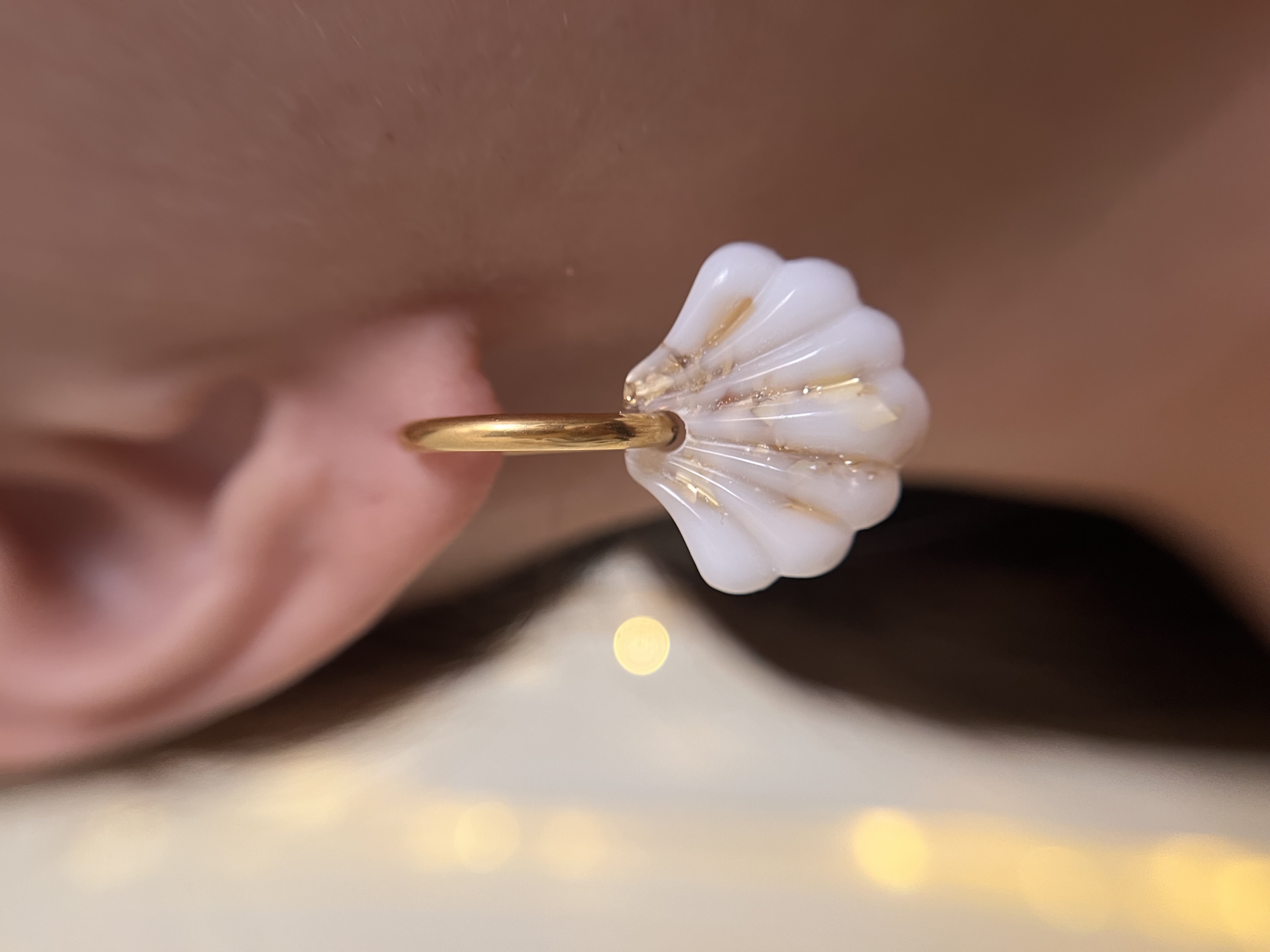 Coquillage blanc et feuille d'or