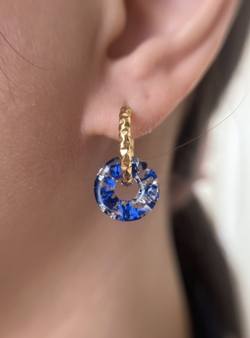Louve bleu métallisé et feuille d'argent
