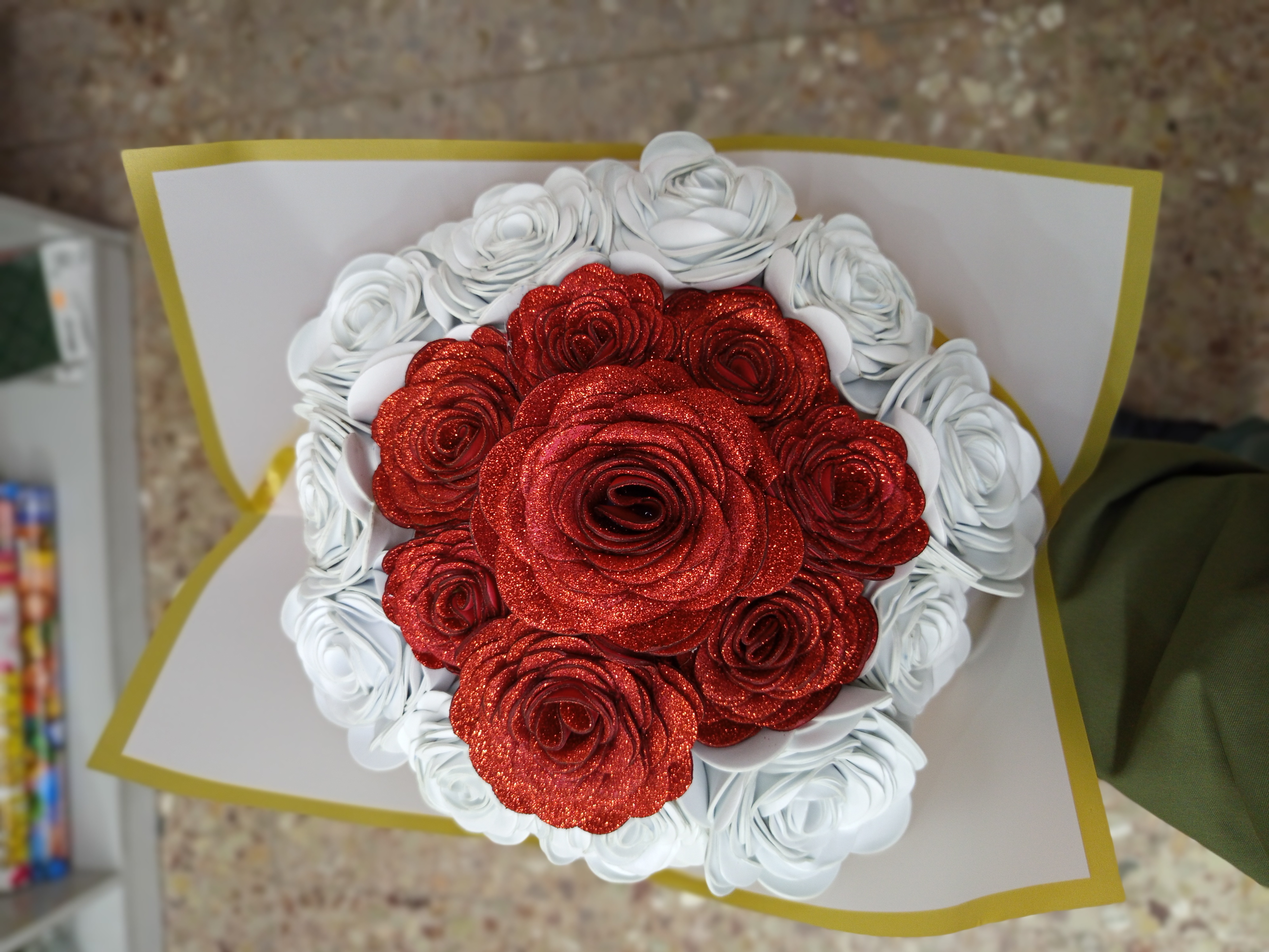 Ramo de 20 rosas artificiales de goma eva