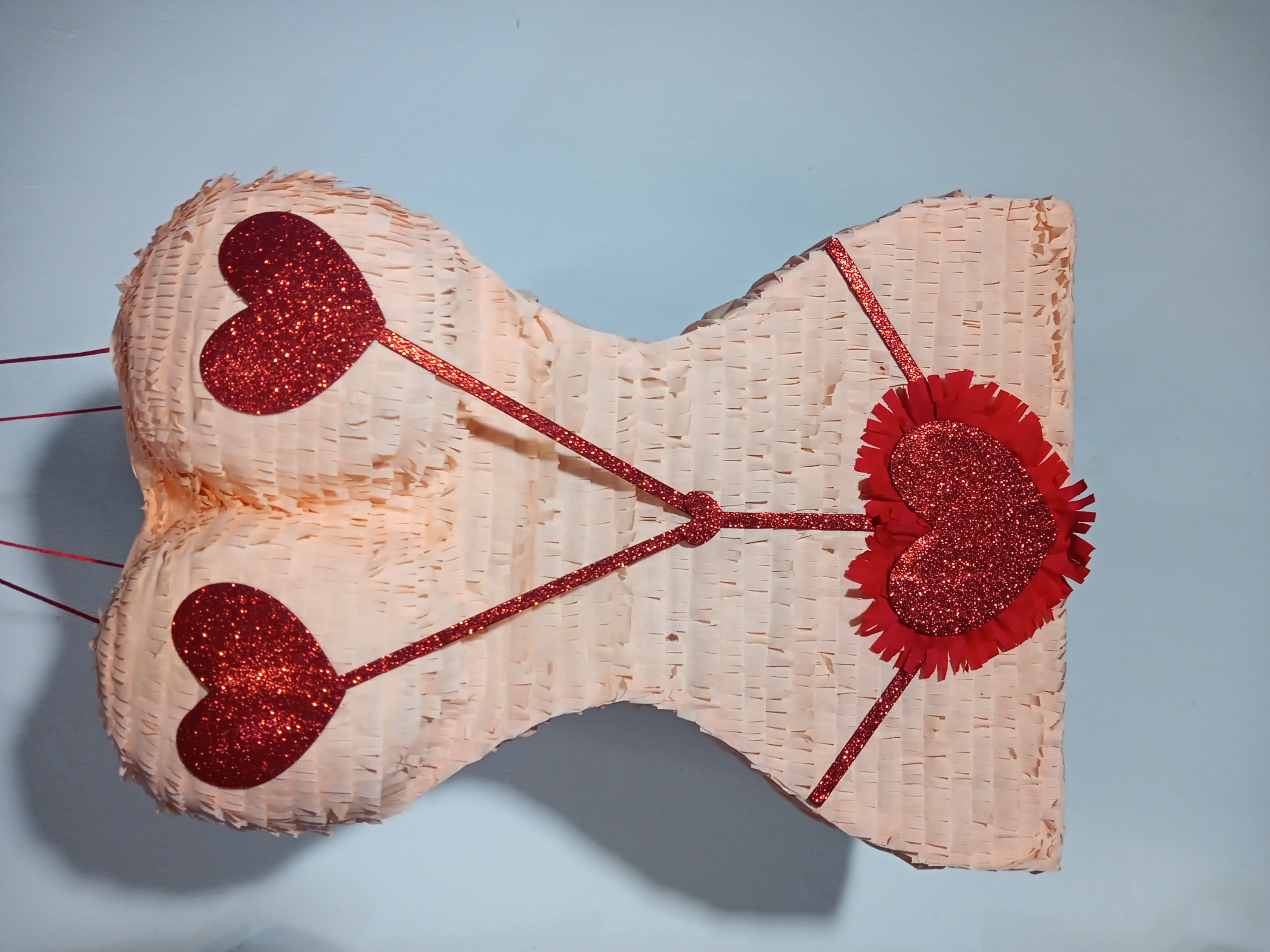 Piñata de cuerpo esbelto con corazones 50cm