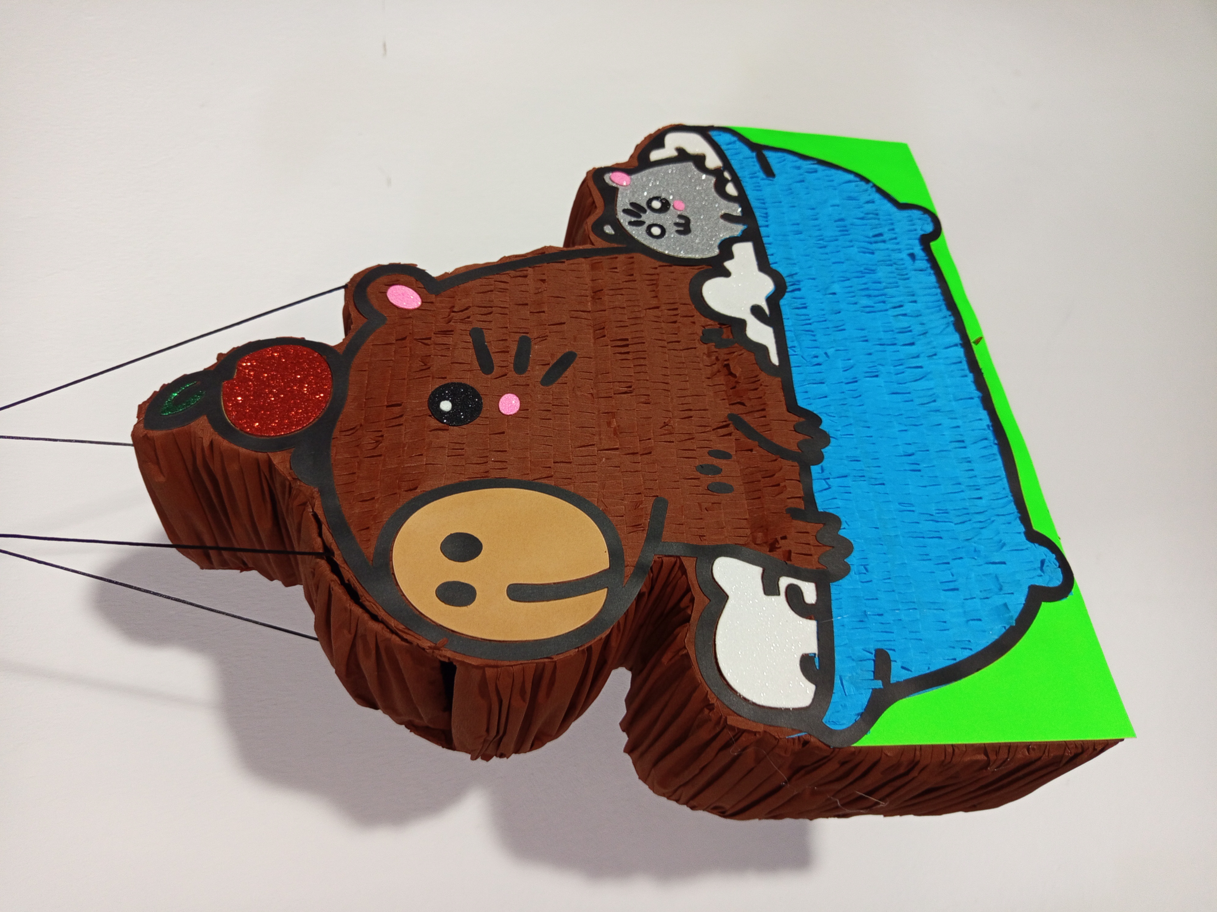 Piñata de capibara y gato