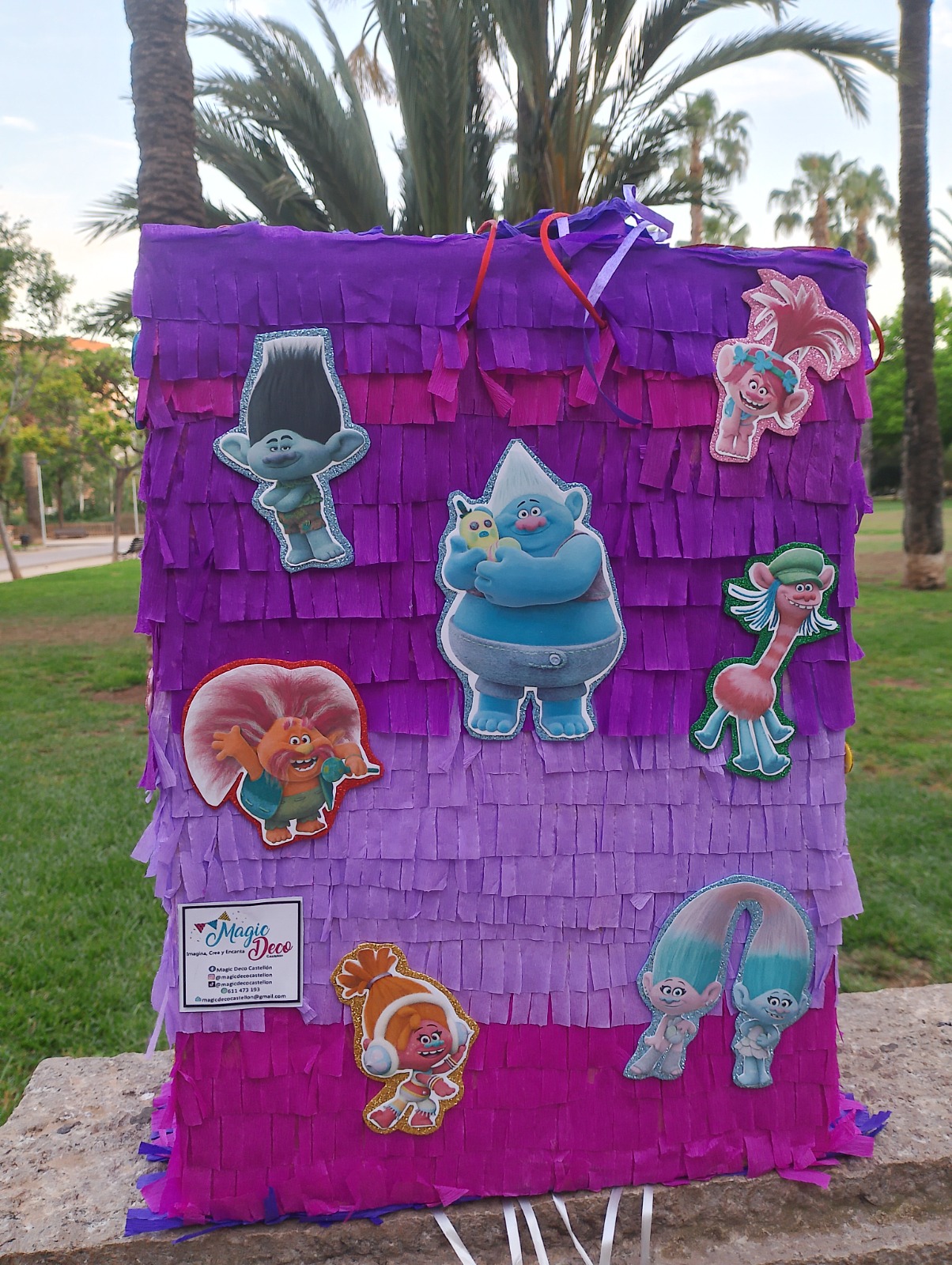 PIÑATA RECTANGULAR DE TROLLS