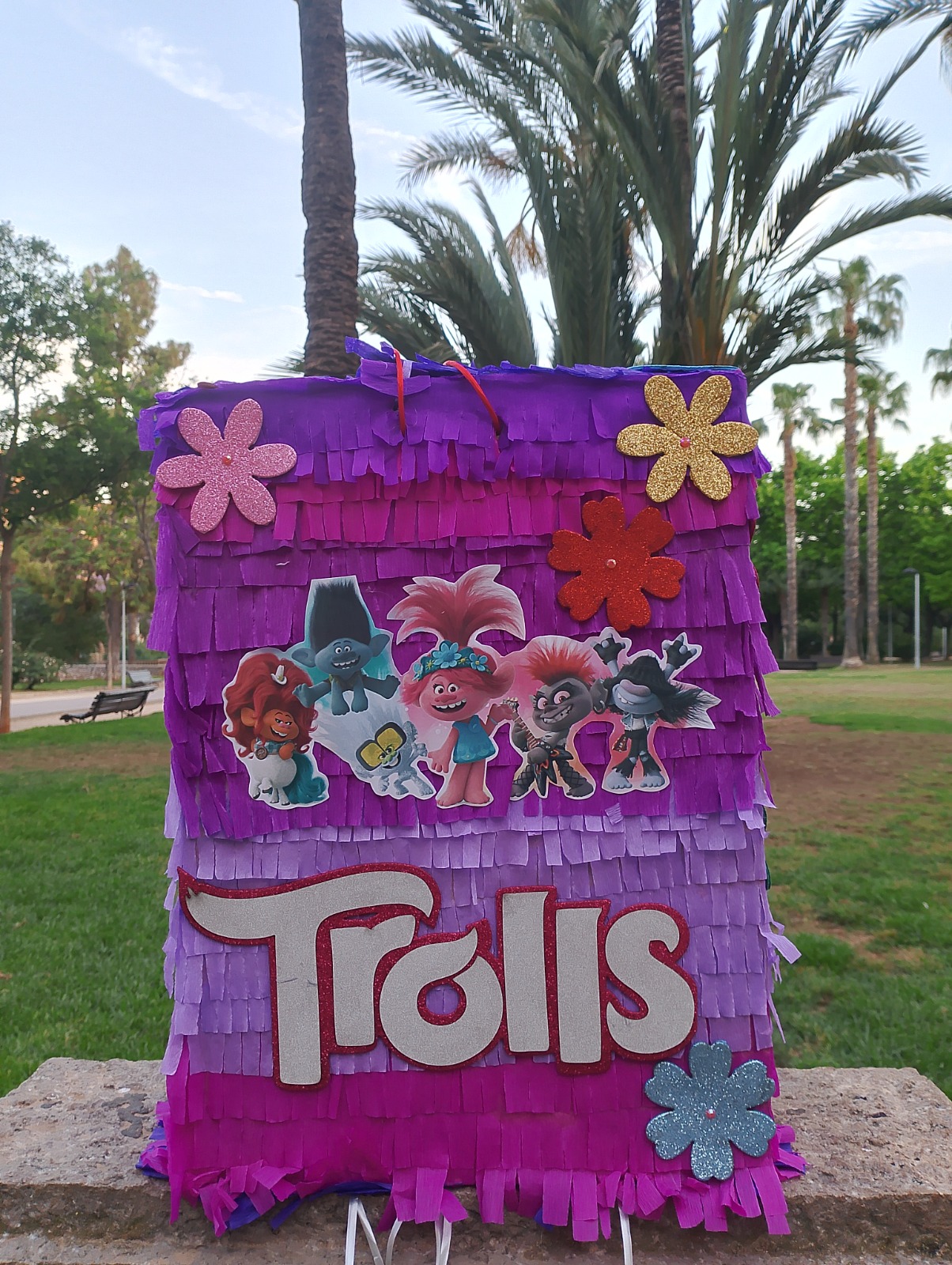 PIÑATA RECTANGULAR DE TROLLS 2