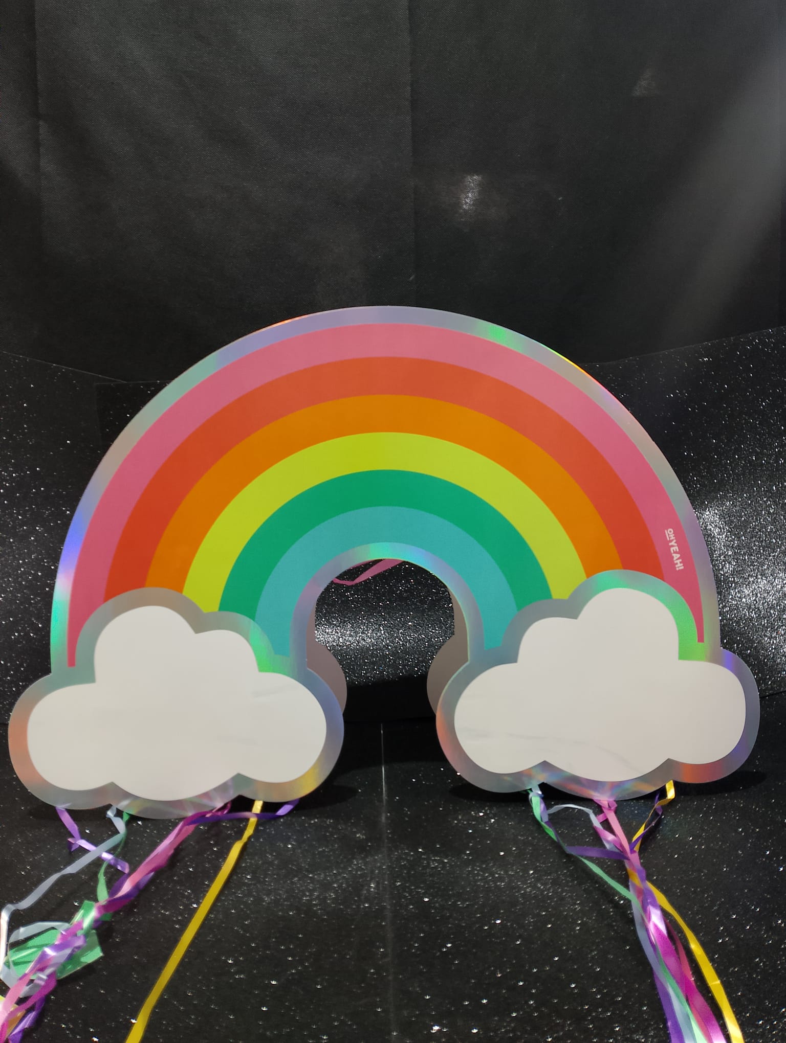 Piñata de arcoiris y nubes
