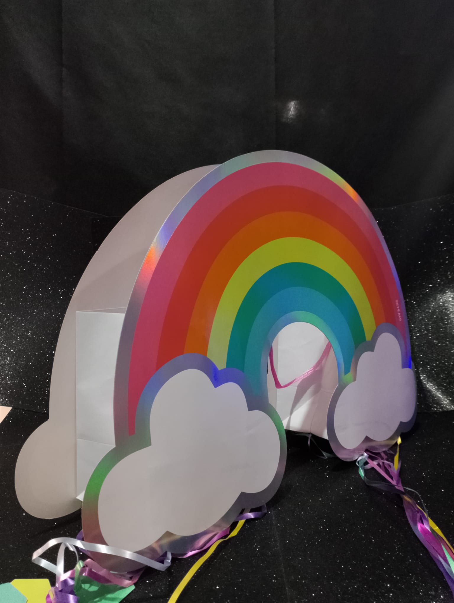 Piñata de arcoiris y nubes