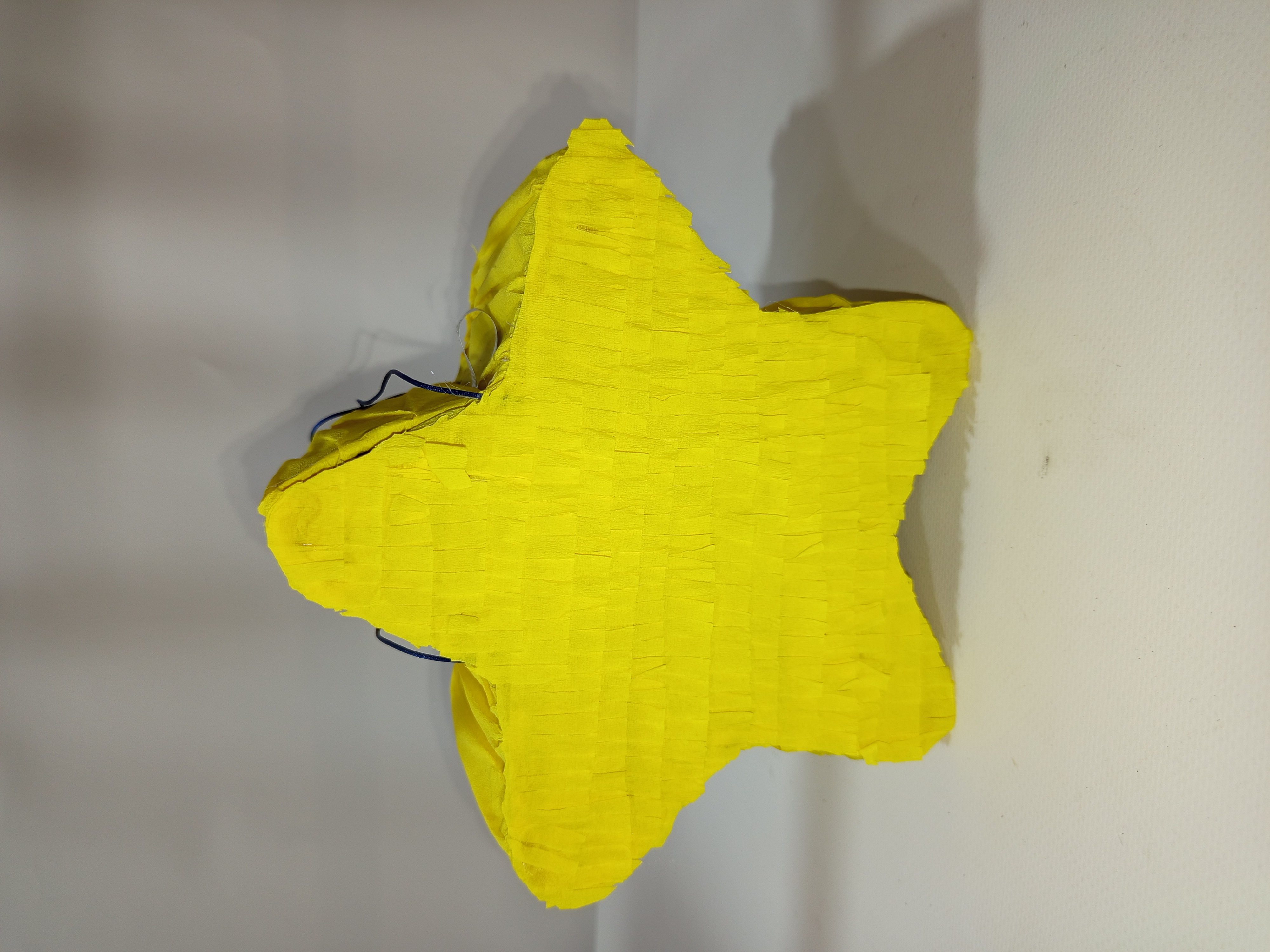 Mini piñata estrella amarilla