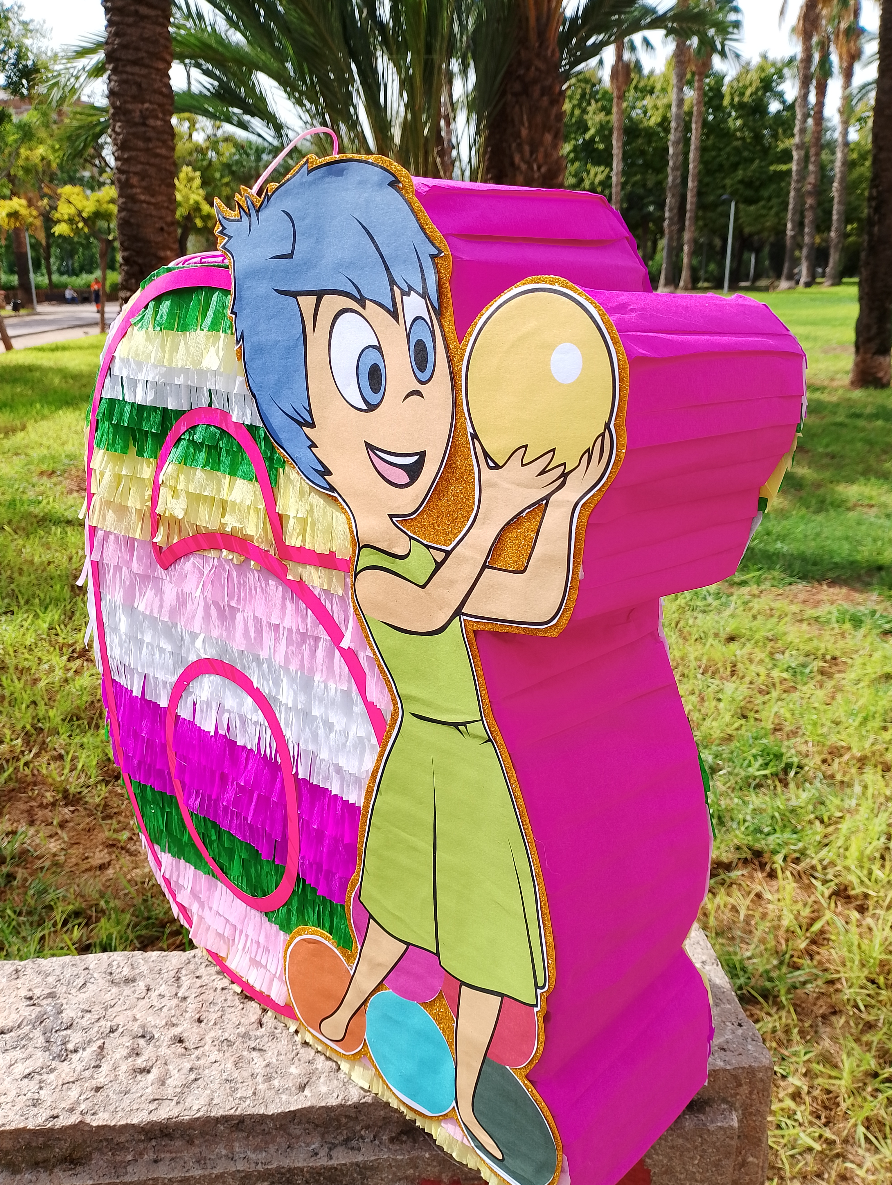 Piñata Numero 6 tematica Intensamente 