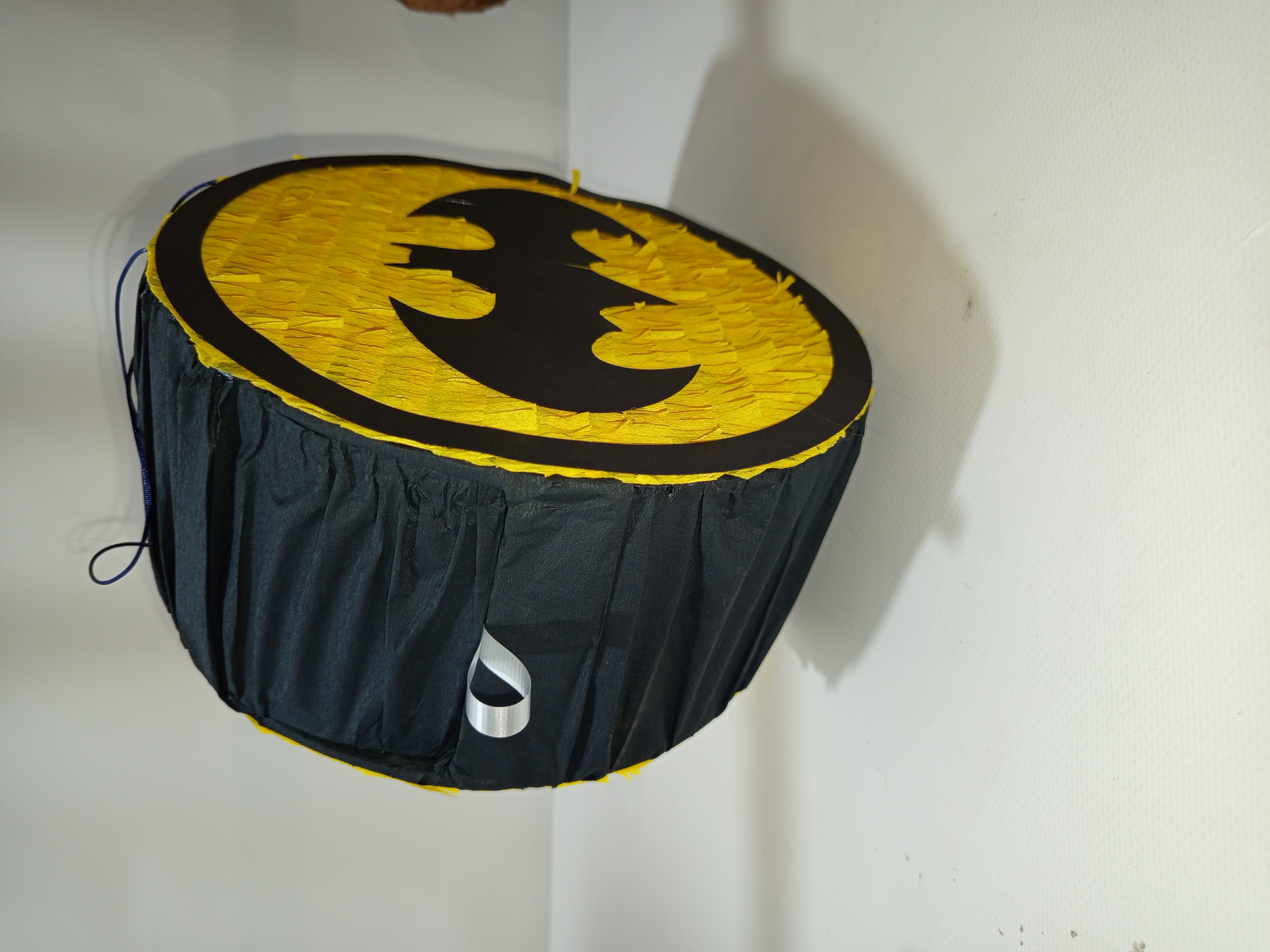 Mini Piñata en forma de logo de Batman