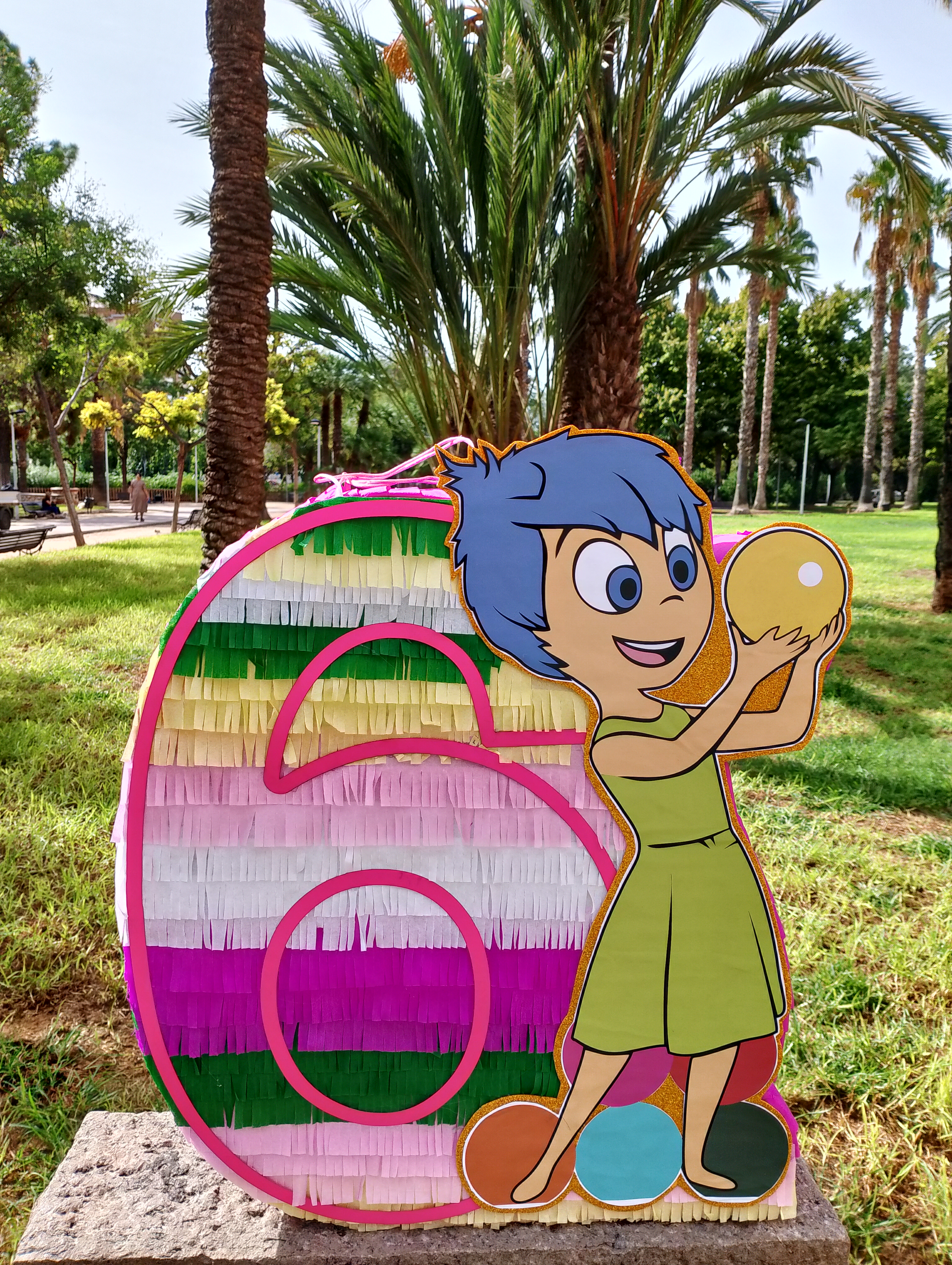 Piñata Numero 6 tematica Intensamente 