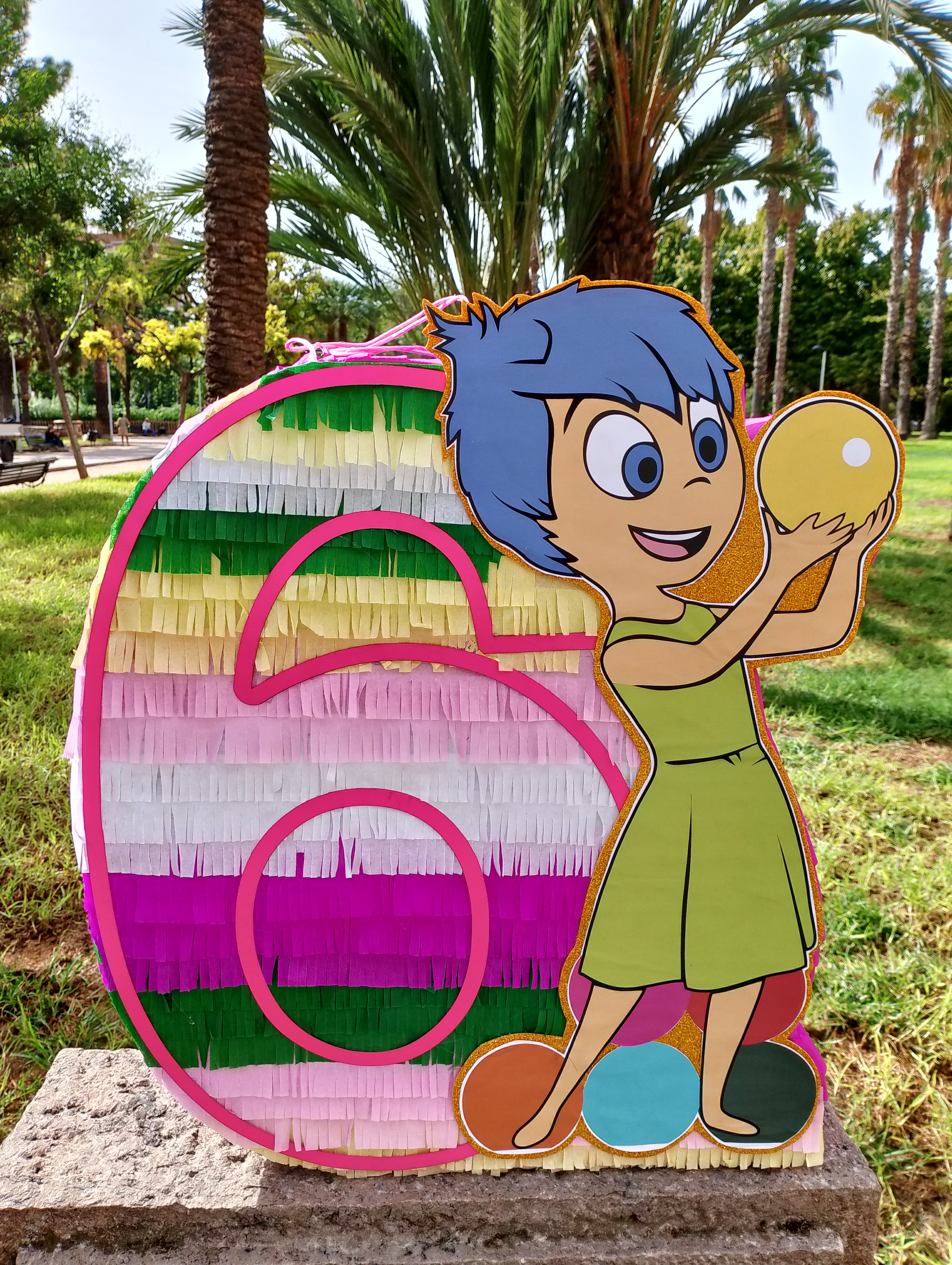 Piñata Numero 6 tematica Intensamente