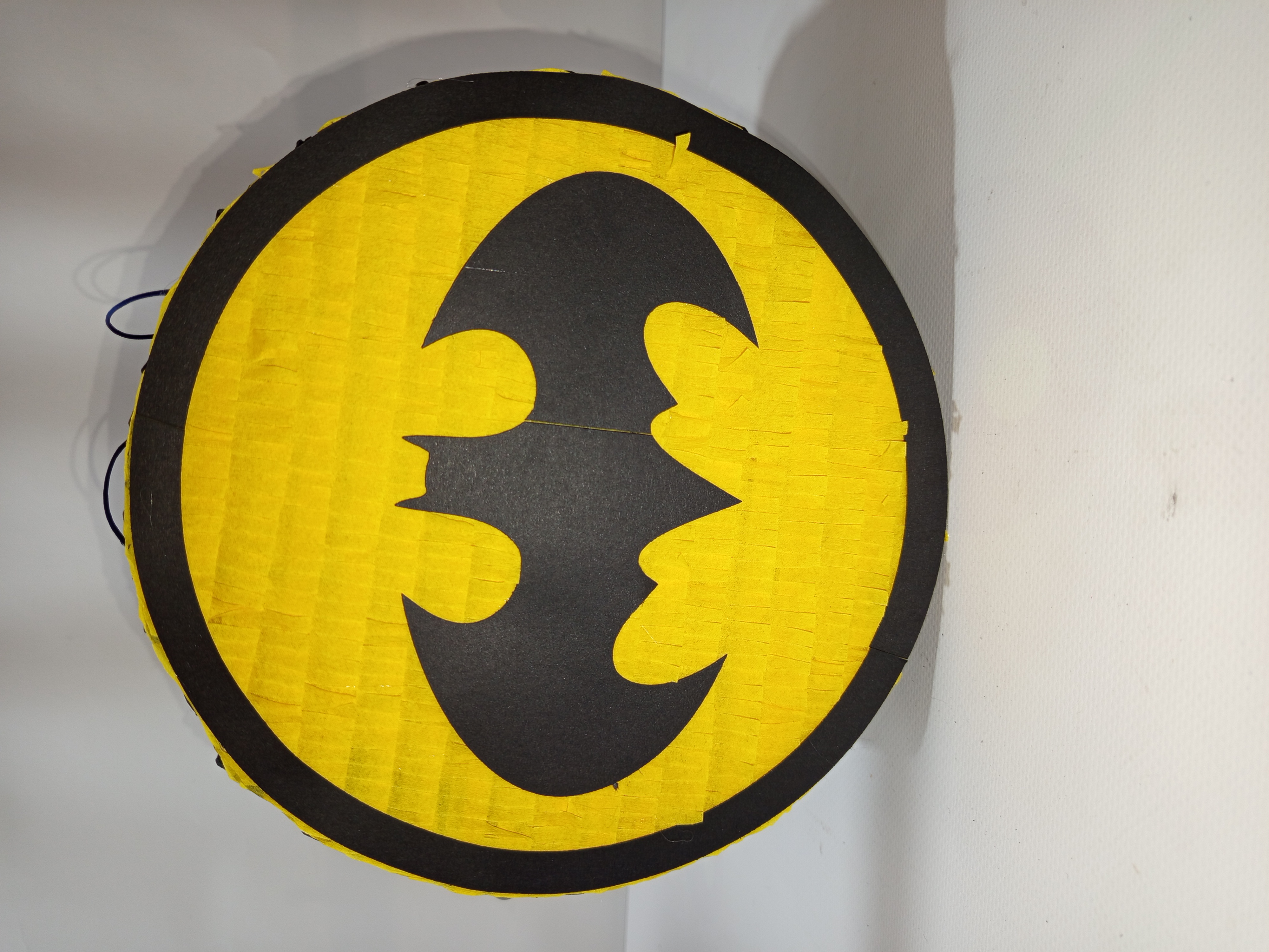 Mini Piñata en forma de logo de Batman