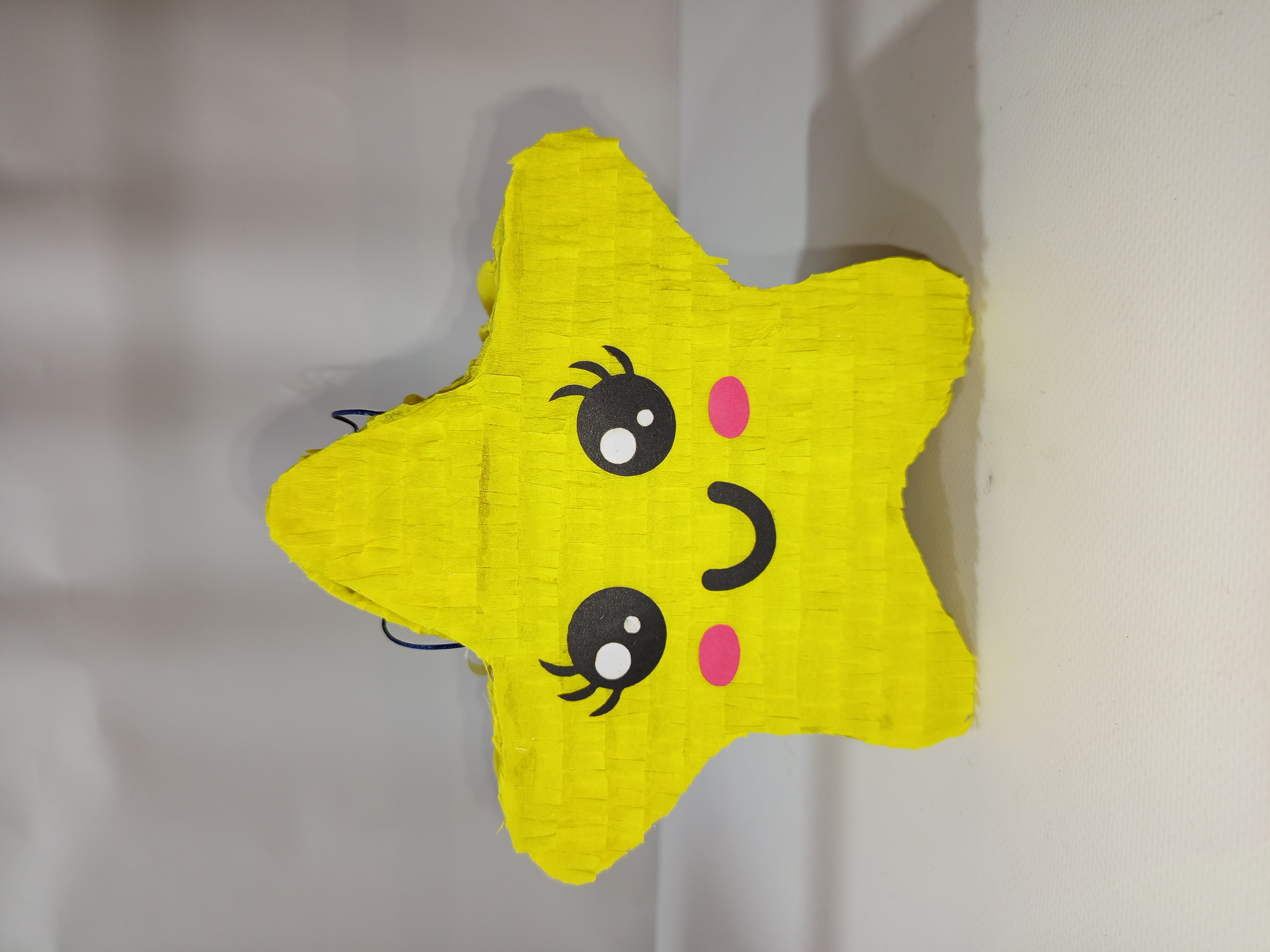 Mini piñata estrella amarilla