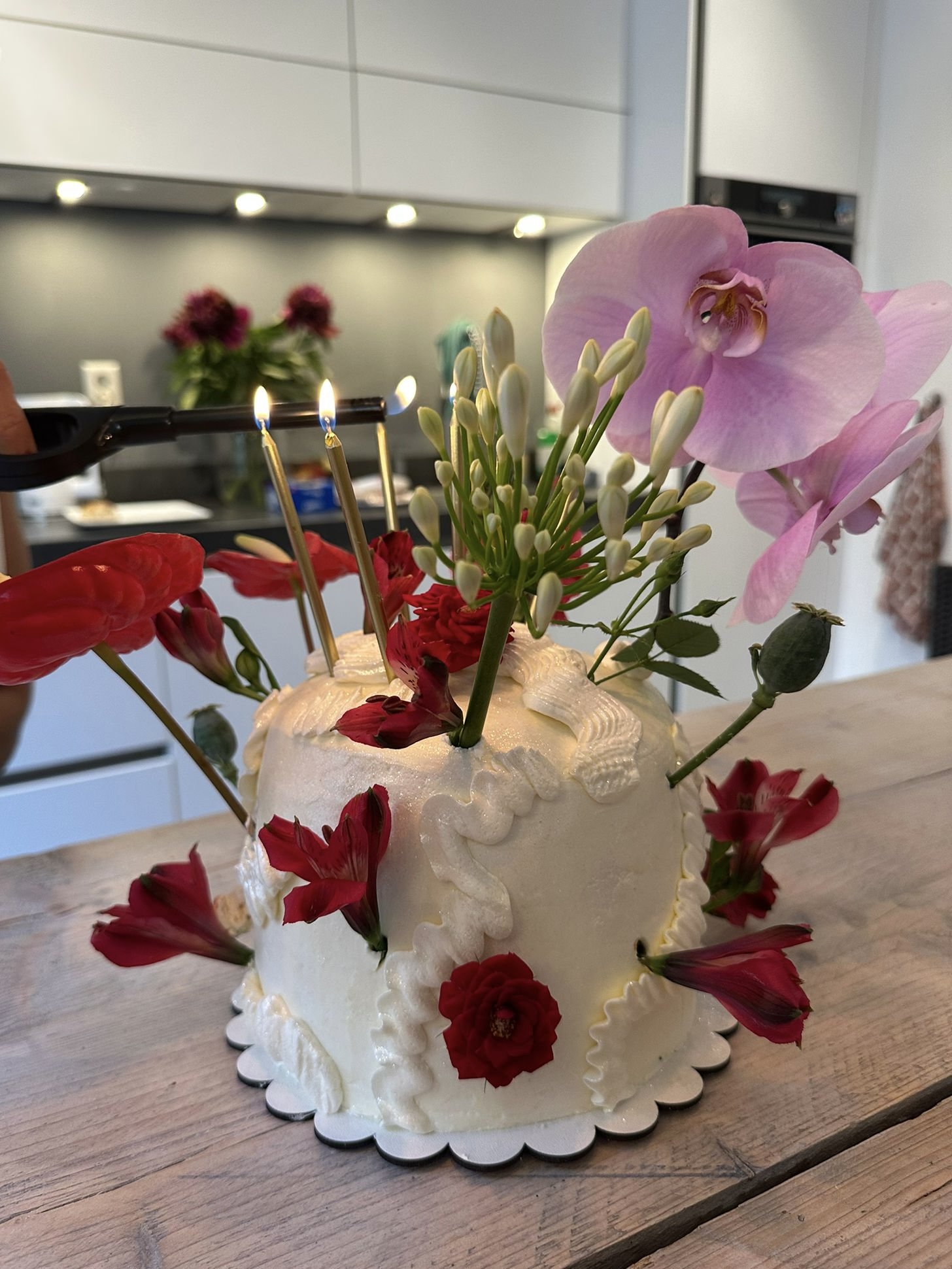Modern Squiggle Сake with Fresh Flowers