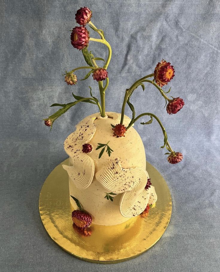 Modern Squiggle Сake with Fresh Flowers