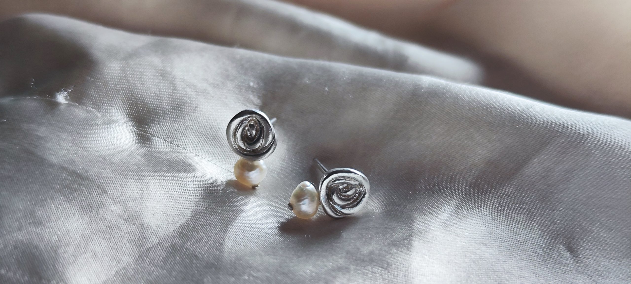 Pendientes Rosa Pequeña con Perlita R7 - Elegancia y Delicadeza
