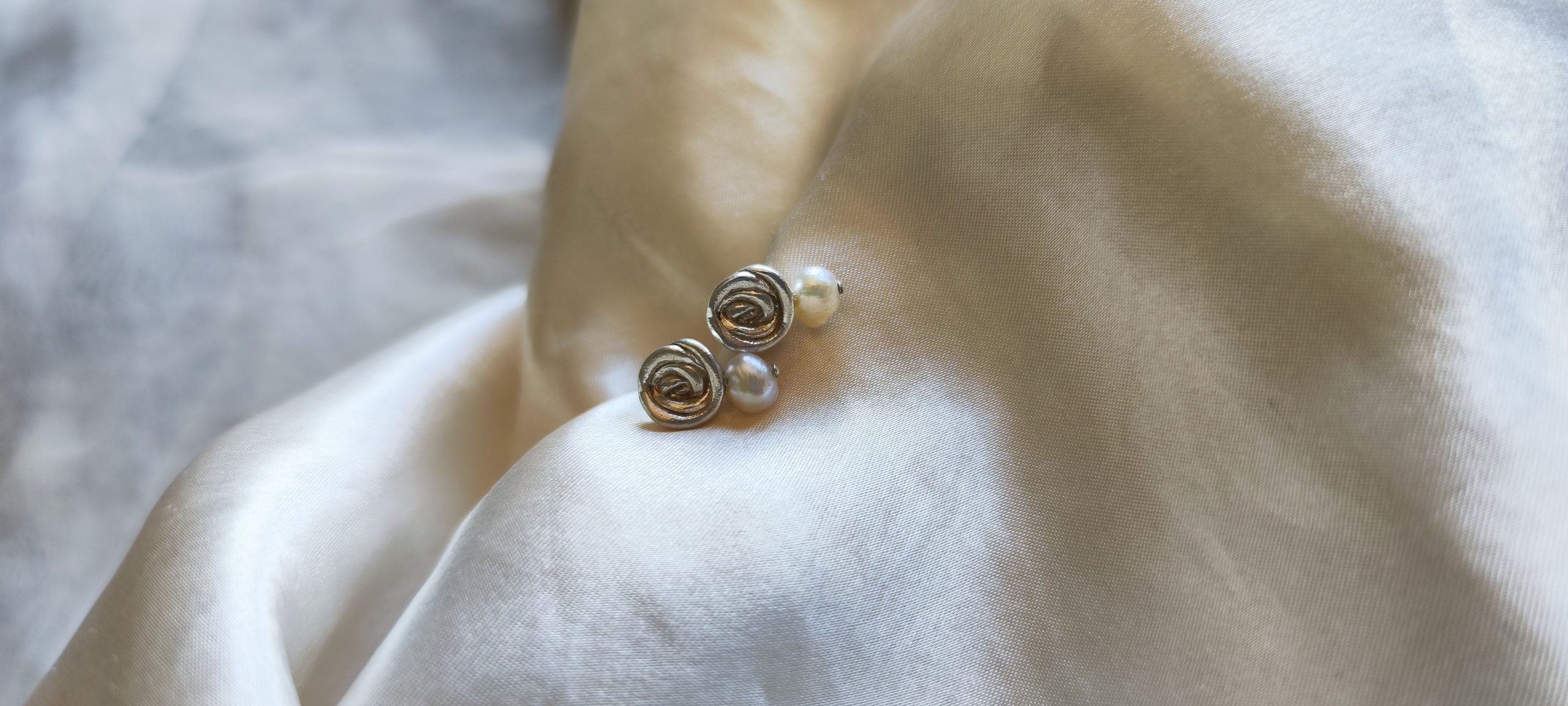 Pendientes Rosa Pequeña con Perlita R7 - Elegancia y Delicadeza