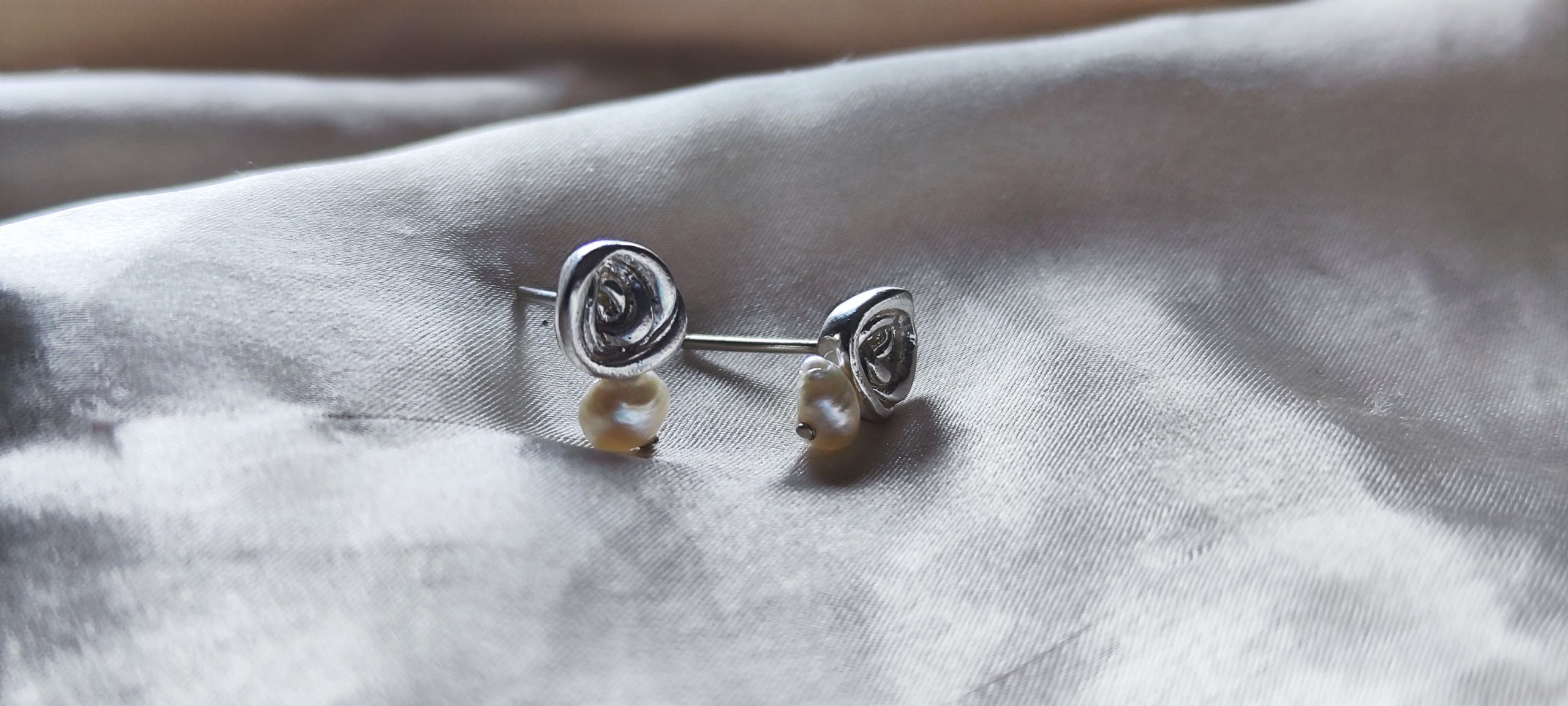 Pendientes Rosa Pequeña con Perlita R7 - Elegancia y Delicadeza