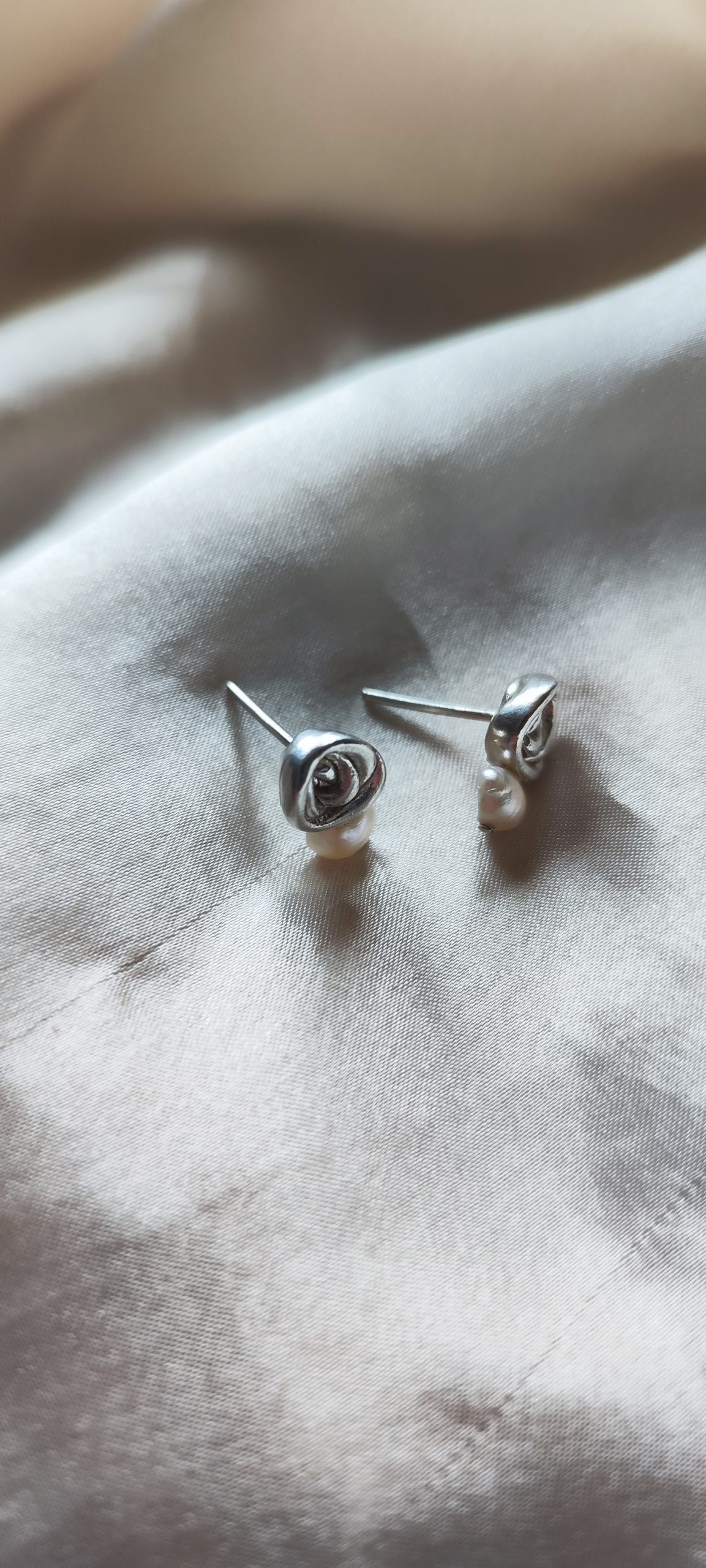 Pendientes Rosa Pequeña con Perlita R7 - Elegancia y Delicadeza
