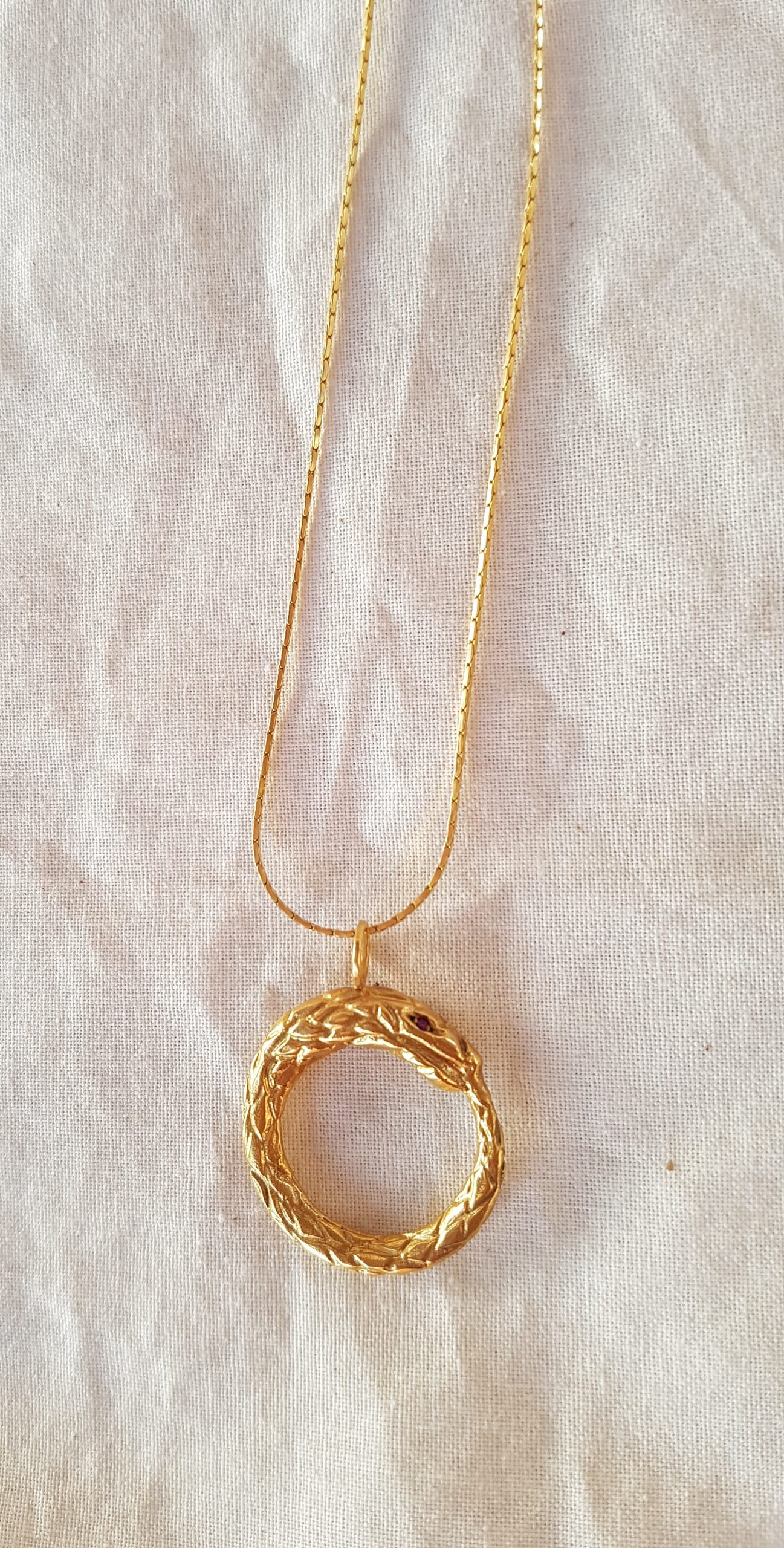 Colgante Ouroboros baño de oro y ojos rubí