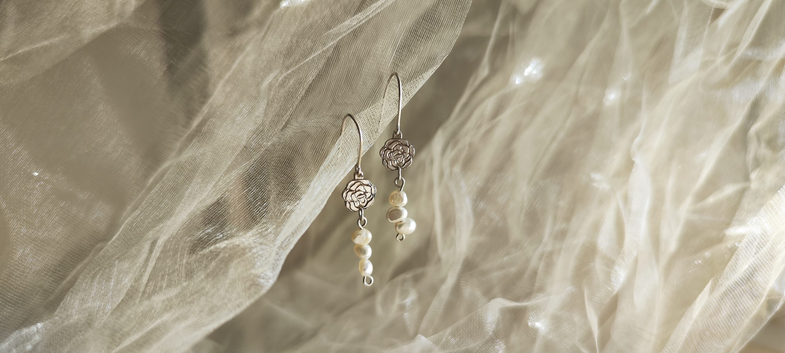 Pendientes Rosa estampada y Perlas
