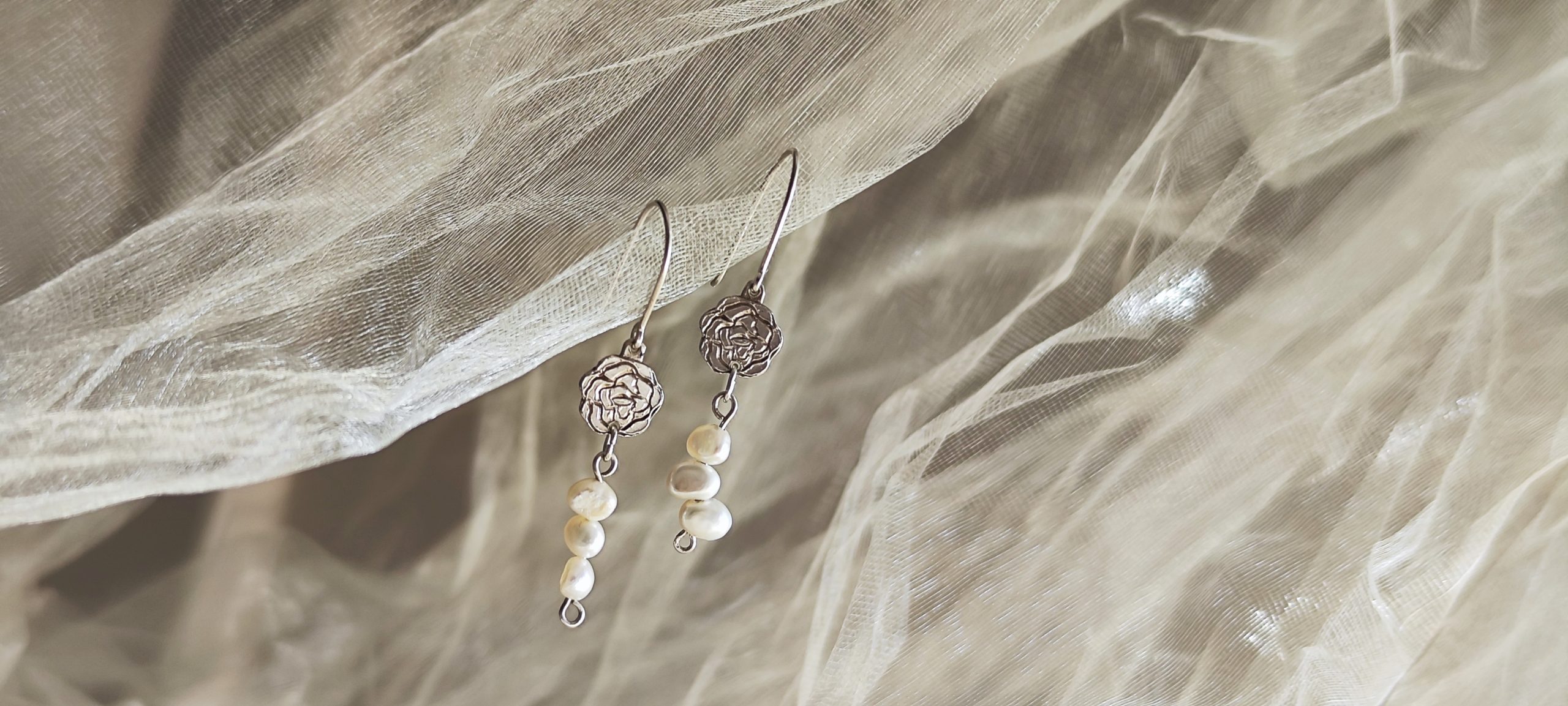 Pendientes Rosa estampada y Perlas