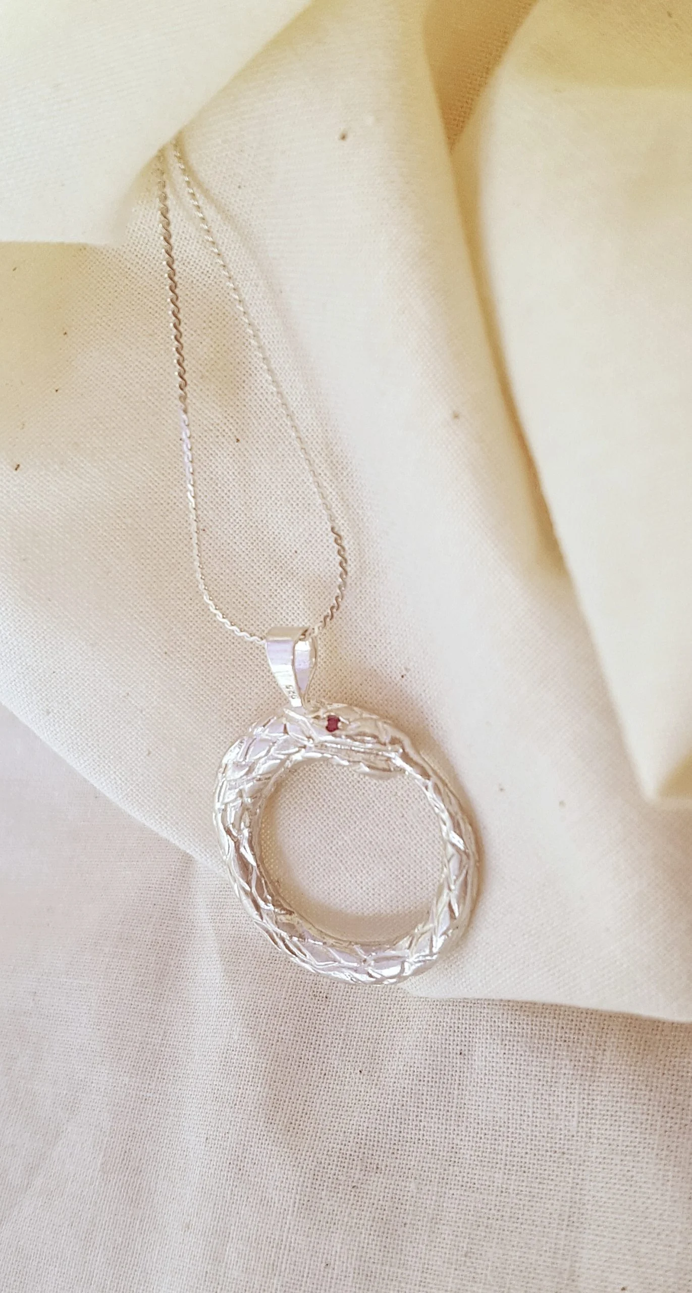 Colgante Ouroboros Plata y Rubí