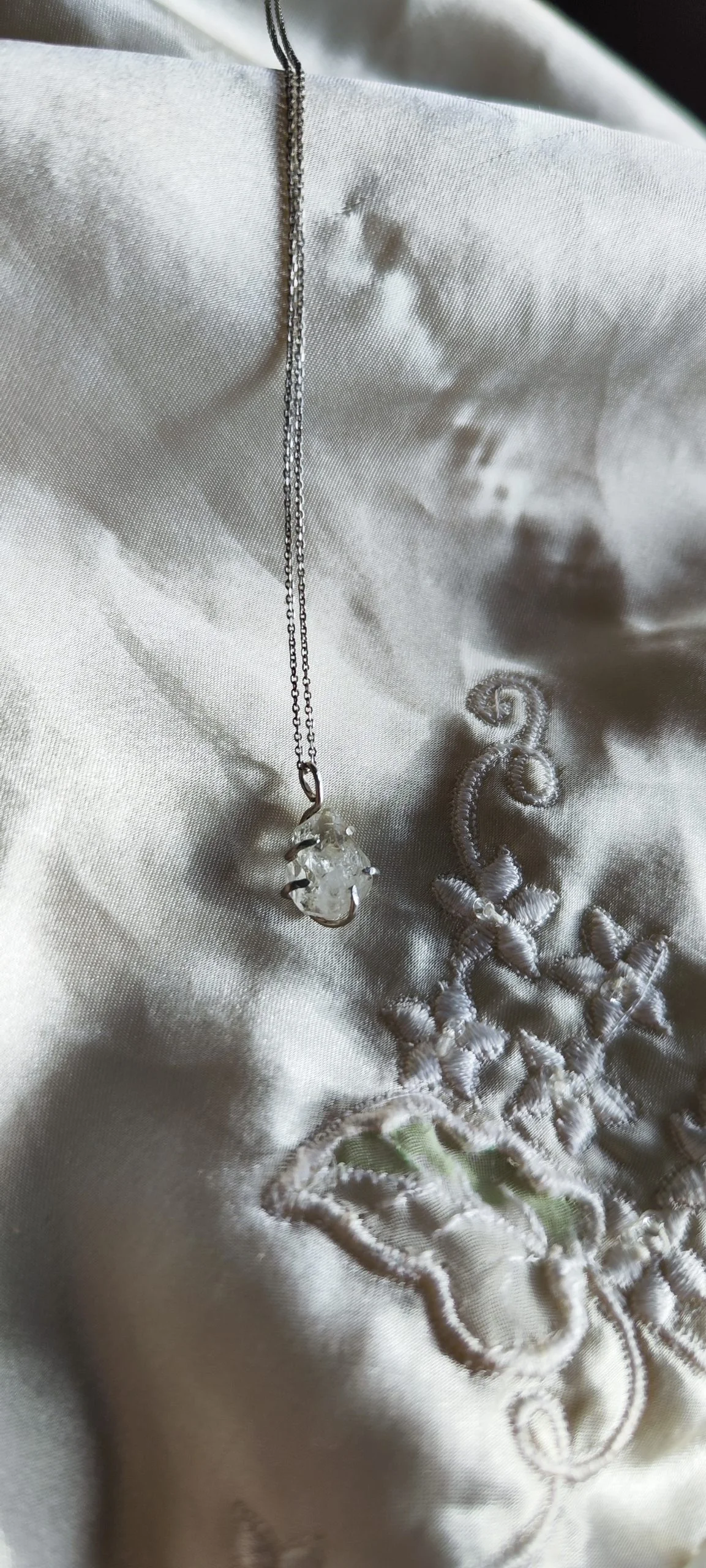 Colgante de Plata con Cuarzo Herkimer en Bruto – Elegancia y Energía Natural