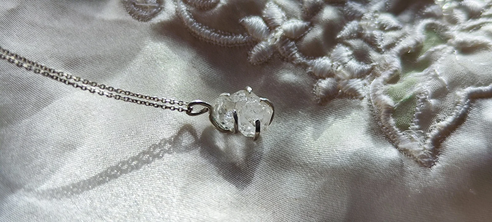 Colgante de Plata con Cuarzo Herkimer en Bruto – Elegancia y Energía Natural