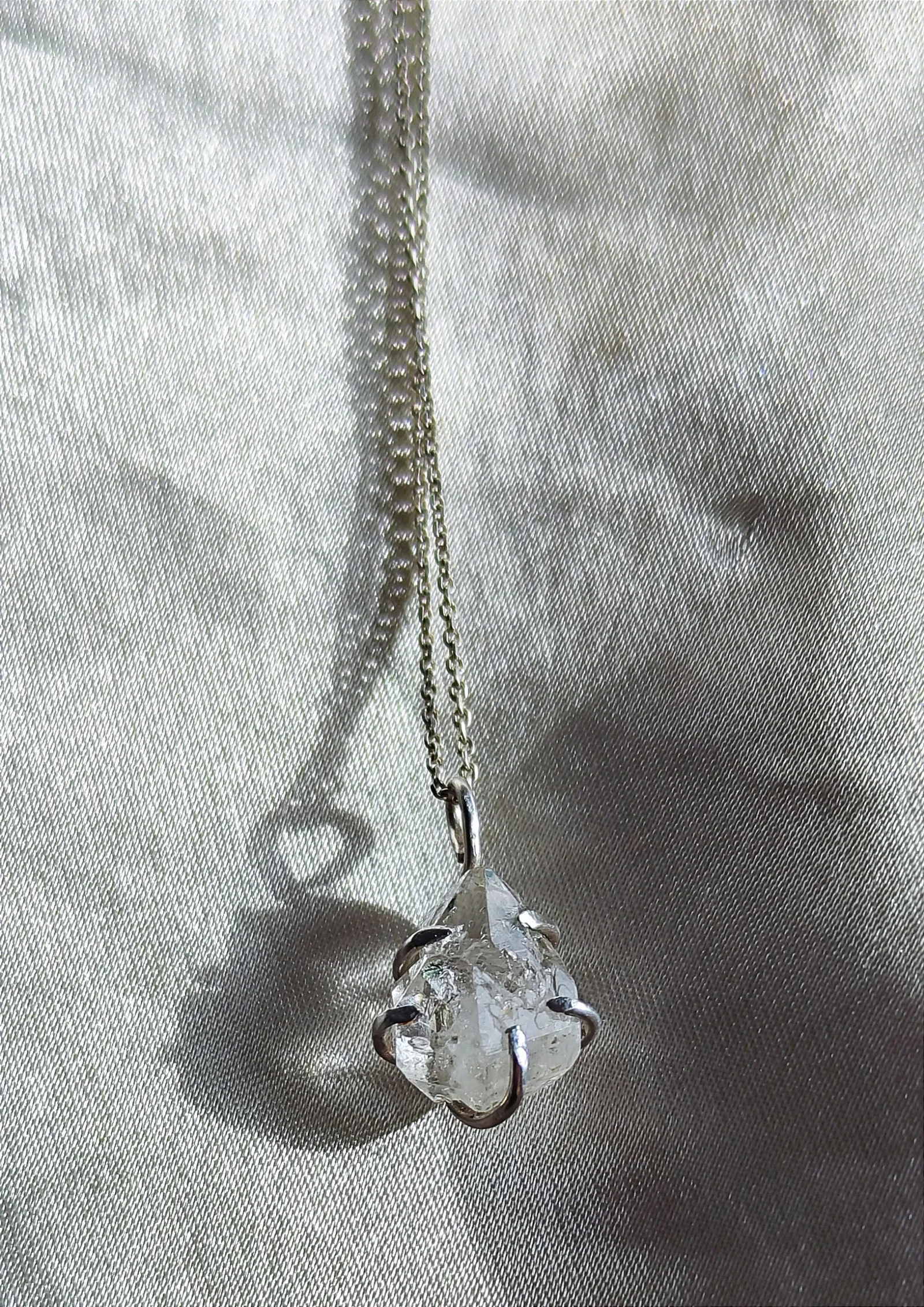 Colgante de Plata con Cuarzo Herkimer en Bruto – Elegancia y Energía Natural