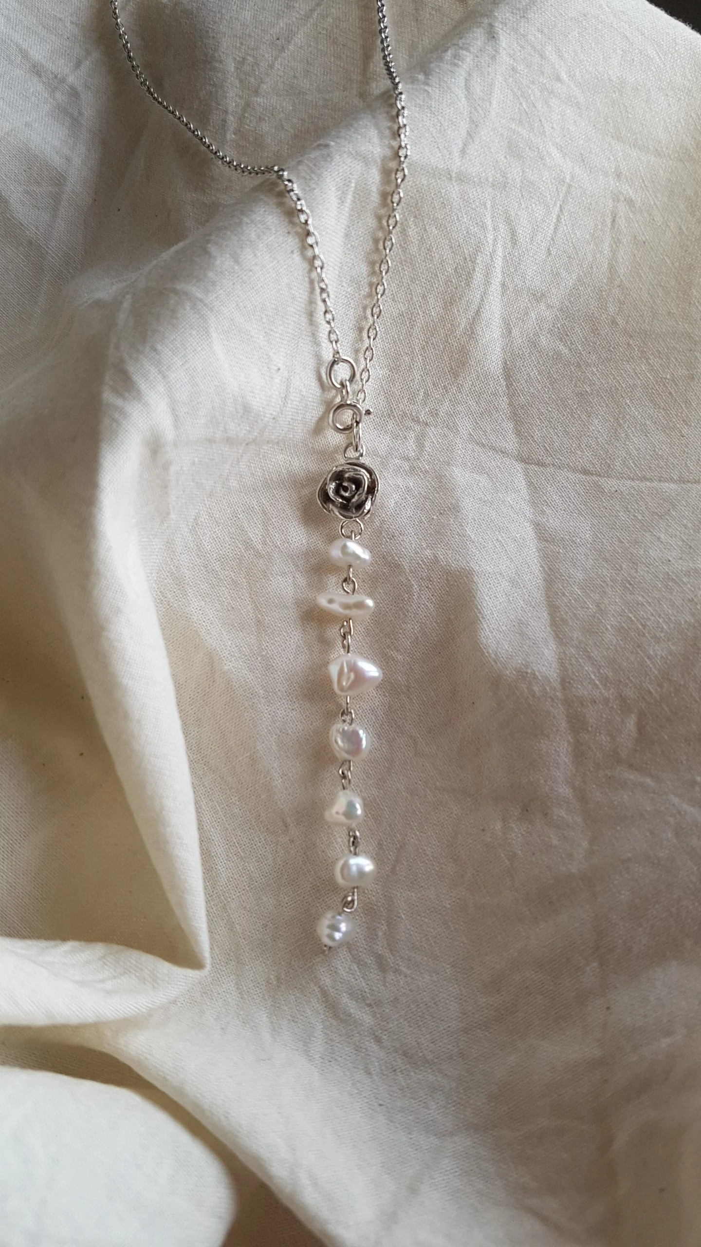 Colgante de rosa pequeña R4 y perlas