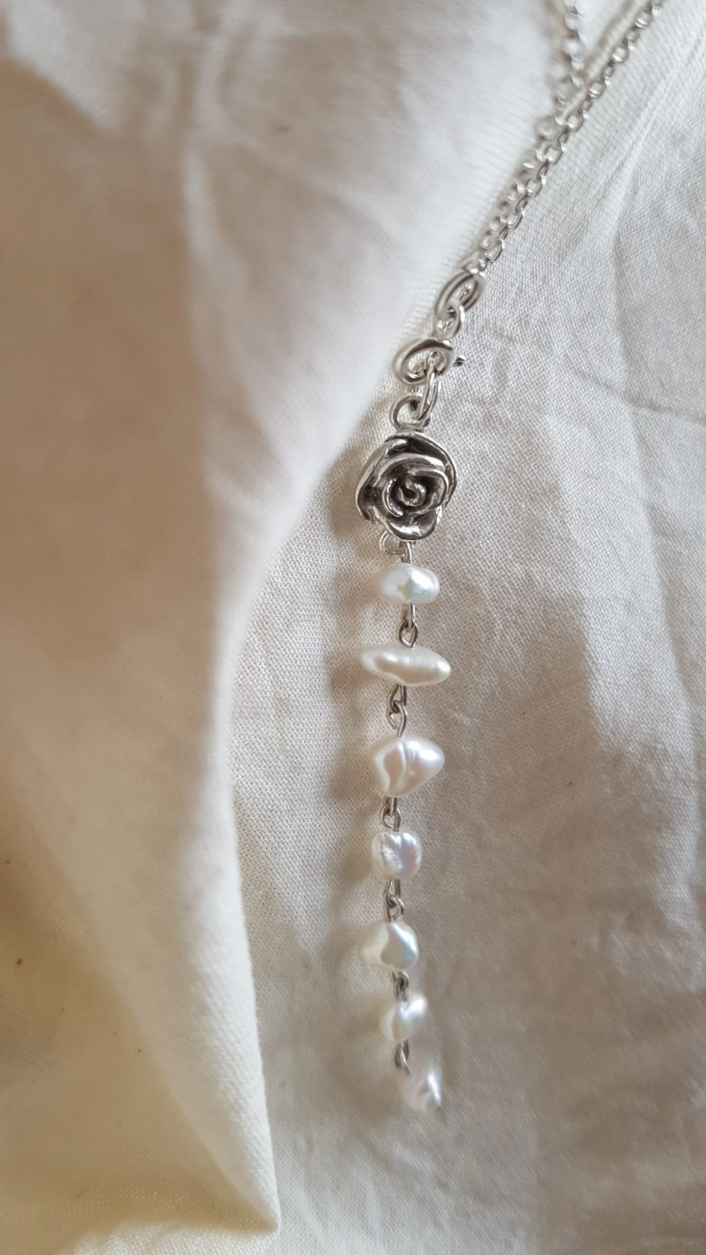Colgante de rosa pequeña R4 y perlas