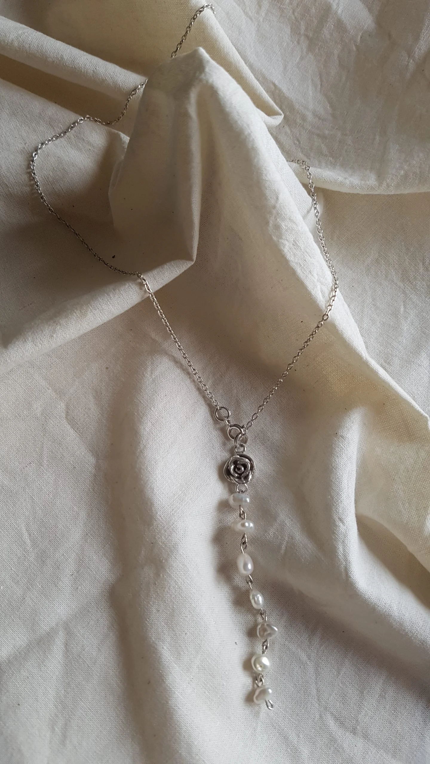 Colgante de rosa pequeña R4 y perlas