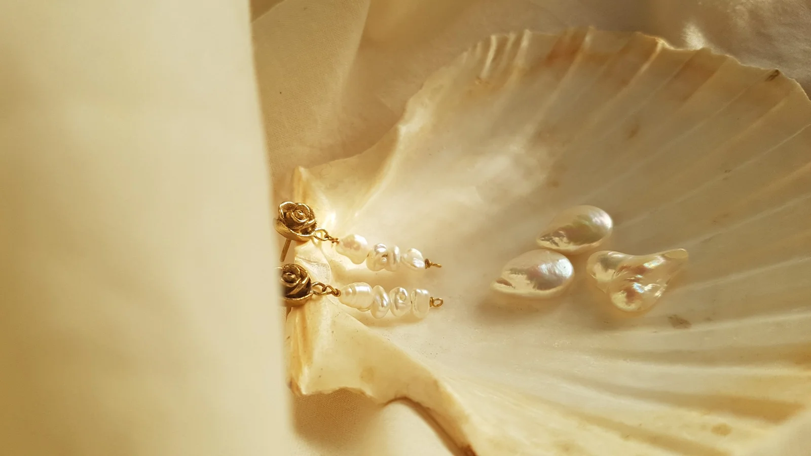 Pendientes rosa pequeña R4 dorados