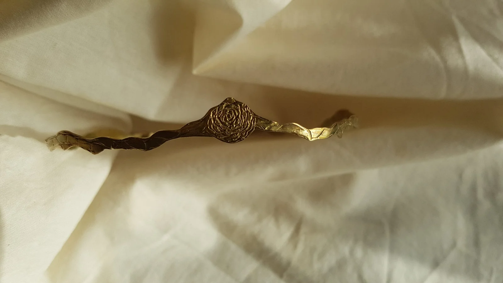 Gargantilla fina dorada con hojas y rosa estampadas