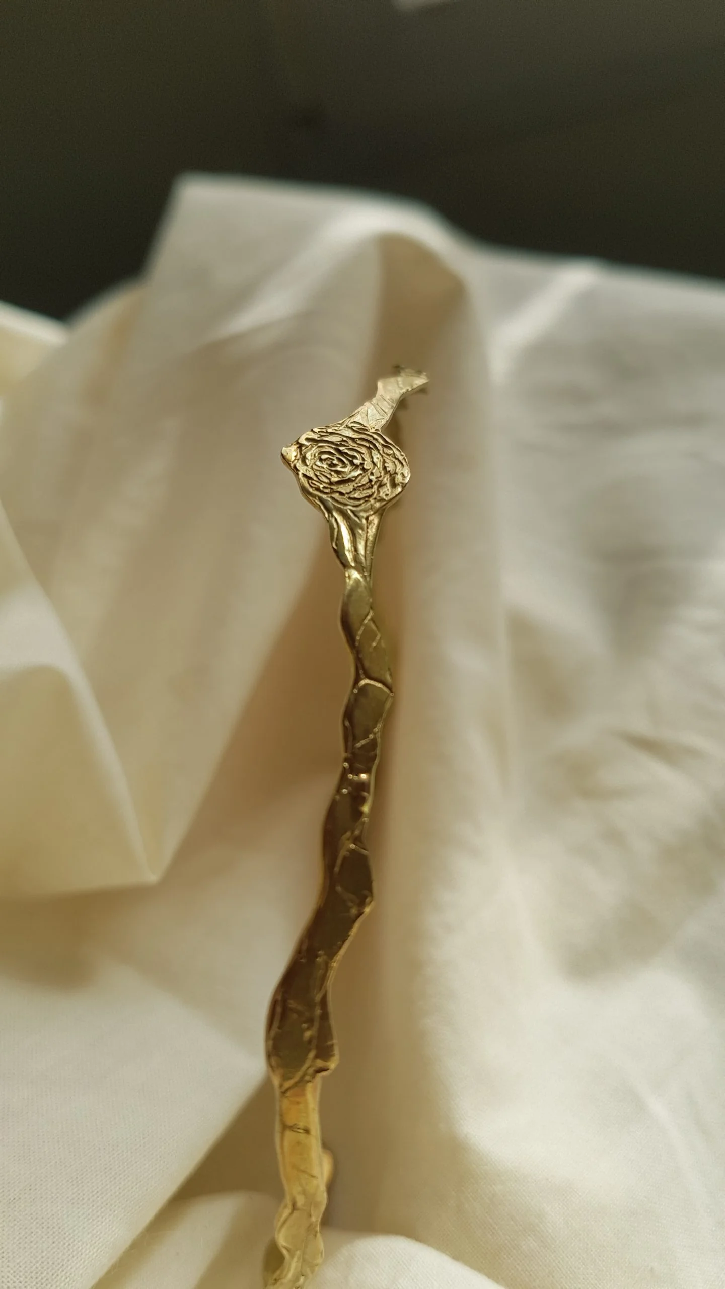 Gargantilla fina dorada con hojas y rosa estampadas