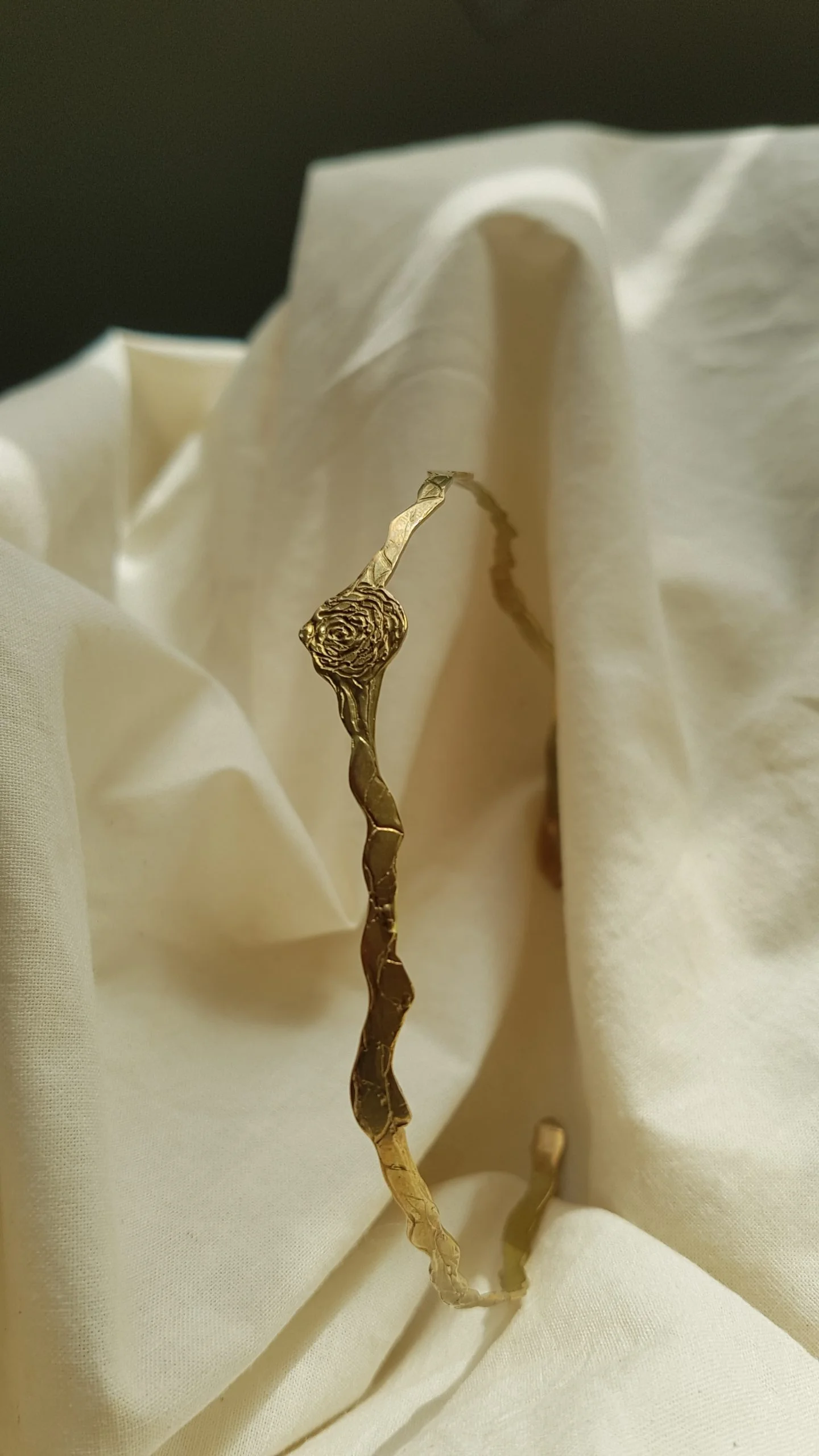 Gargantilla fina dorada con hojas y rosa estampadas