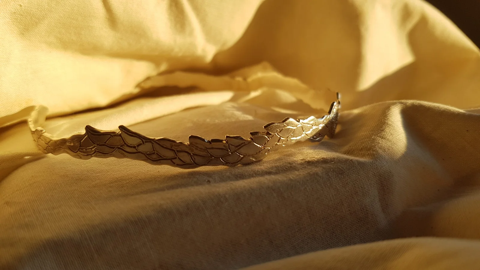 Gargantilla ancha de plata con rosa y hojas estampadas