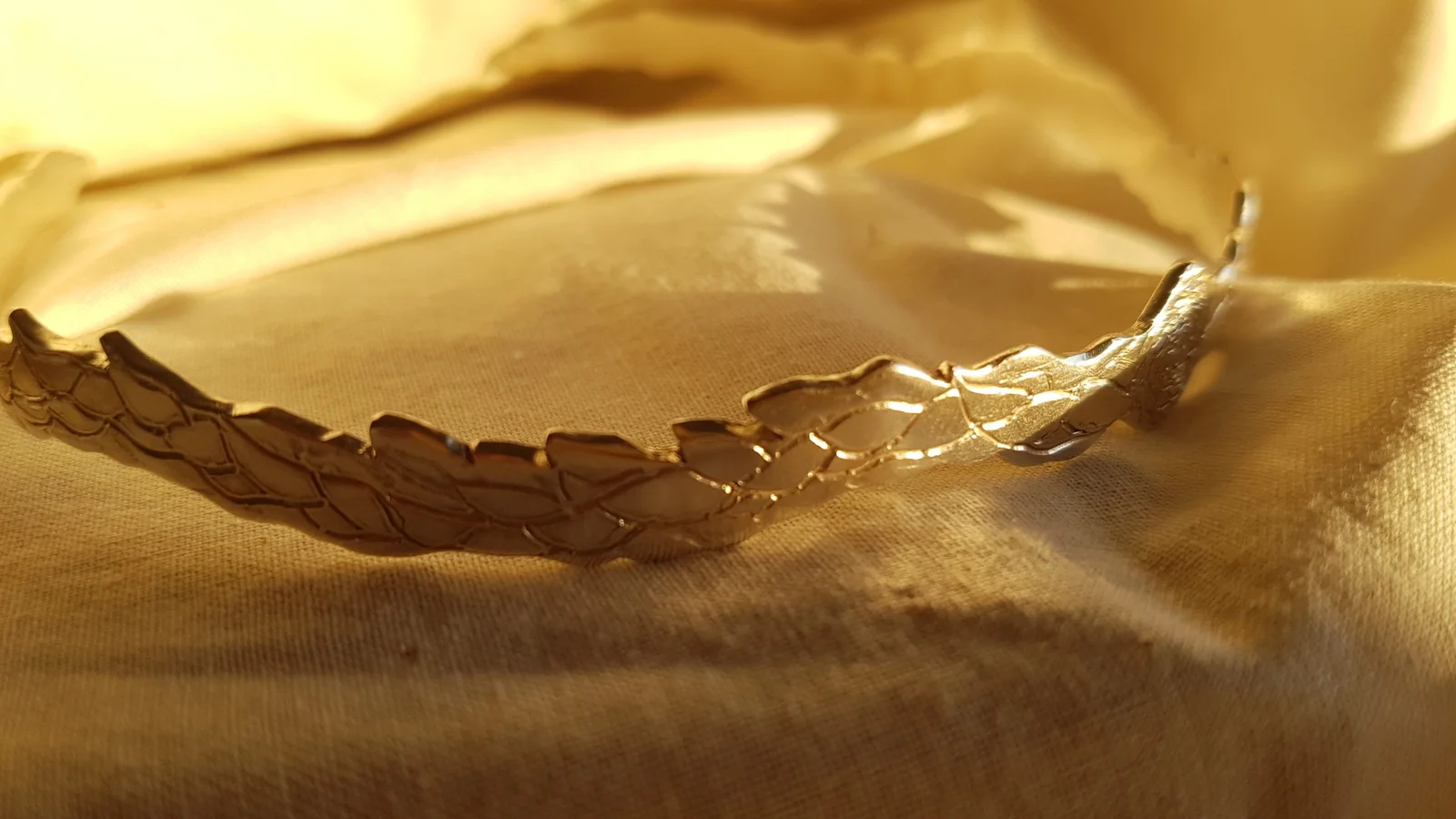 Gargantilla ancha de plata con rosa y hojas estampadas