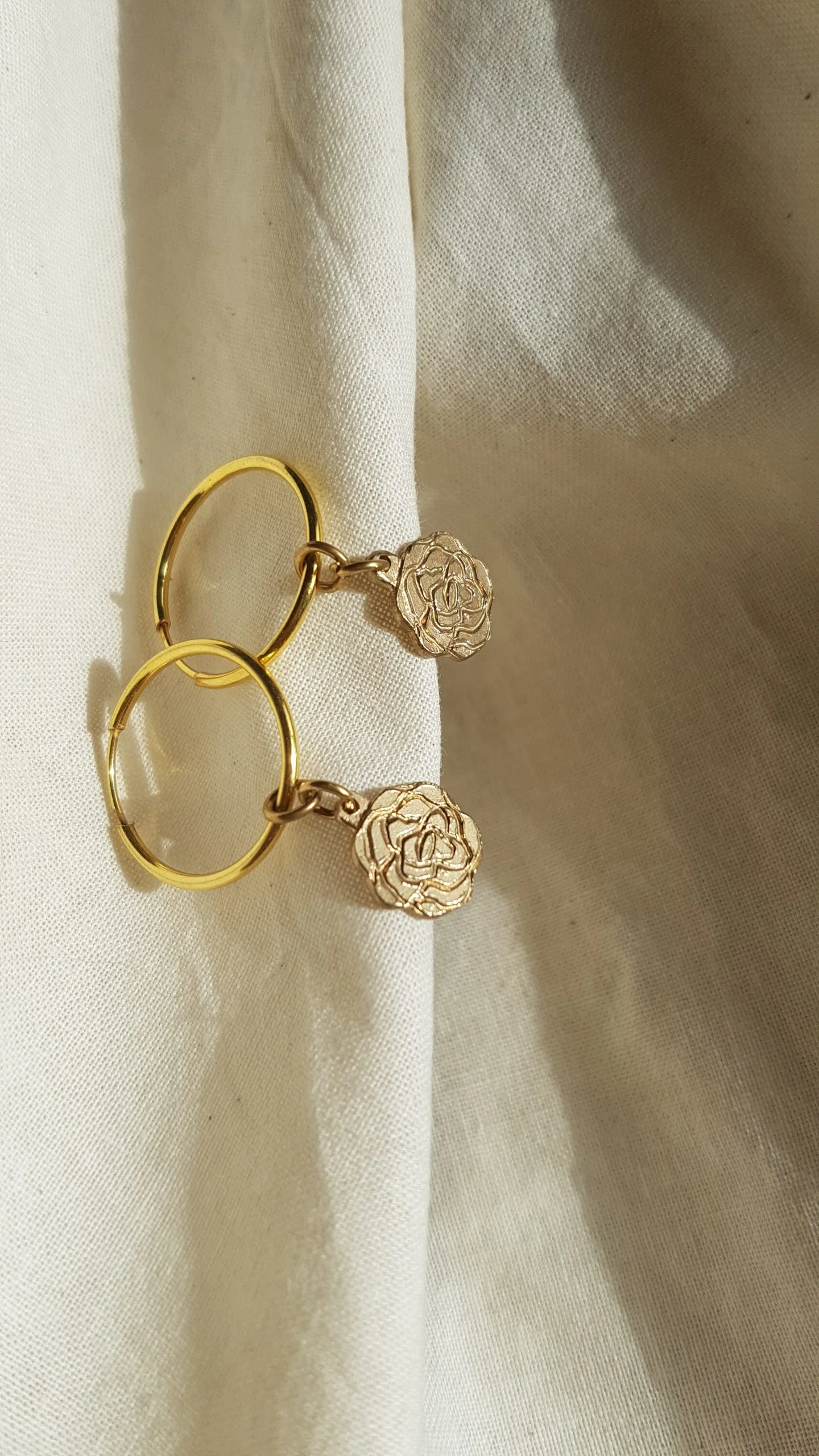 Argollas doradas con charm de rosa estampada