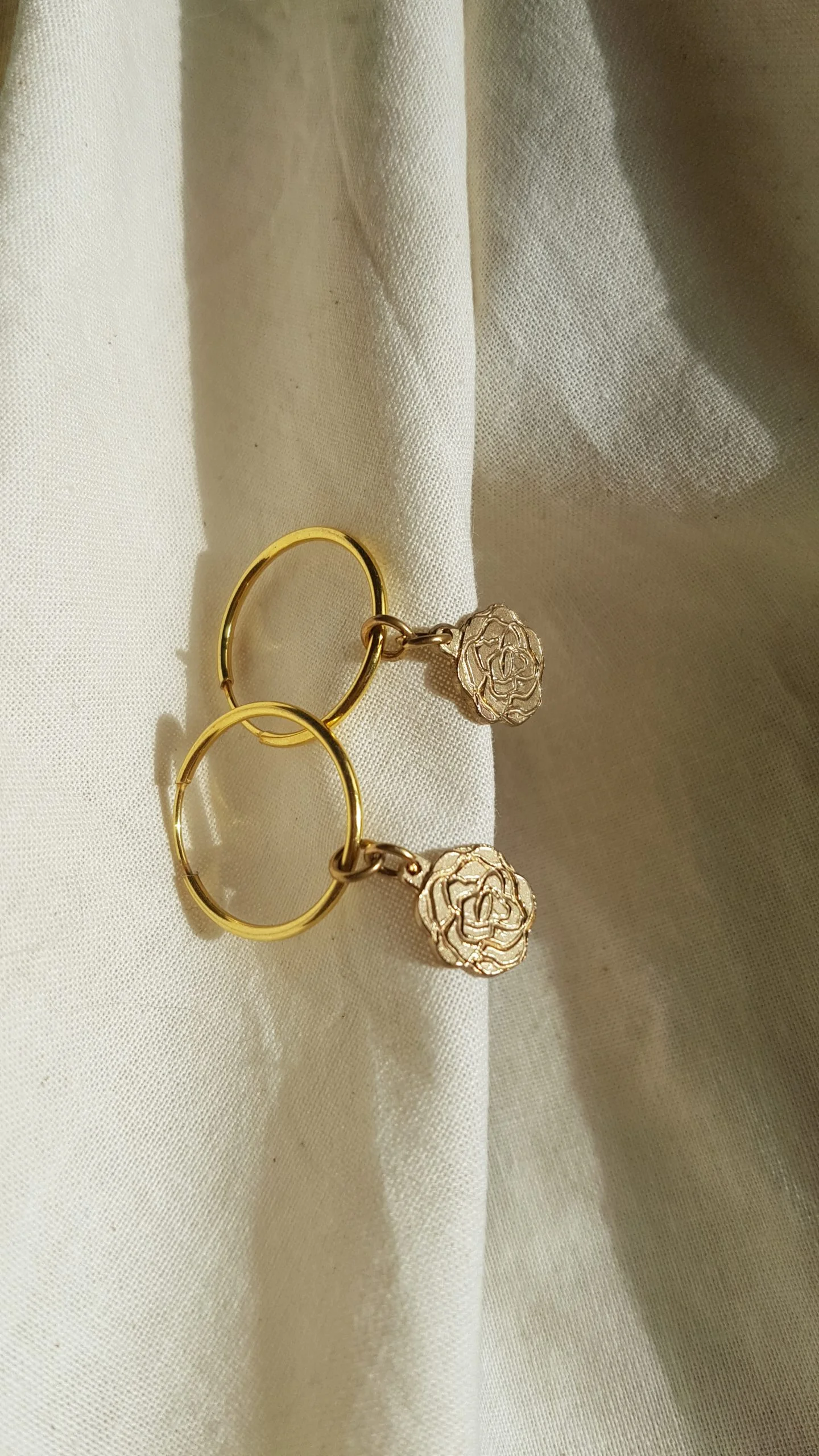 Argollas doradas con charm de rosa estampada