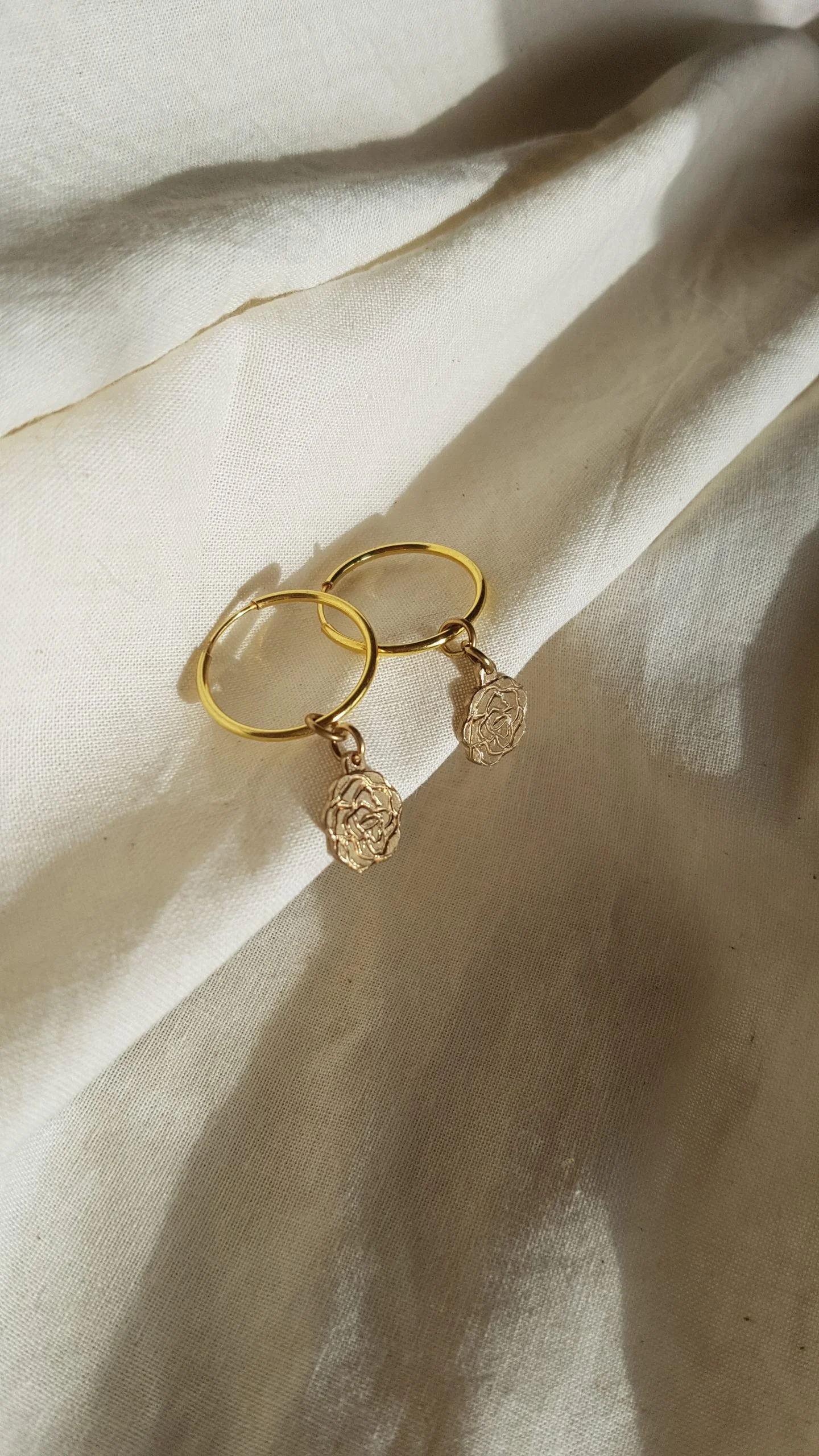 Argollas doradas con charm de rosa estampada