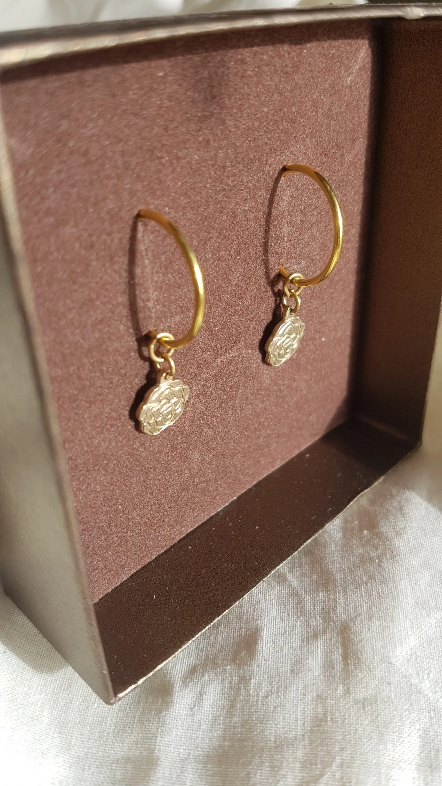 Argollas doradas con charm de rosa estampada