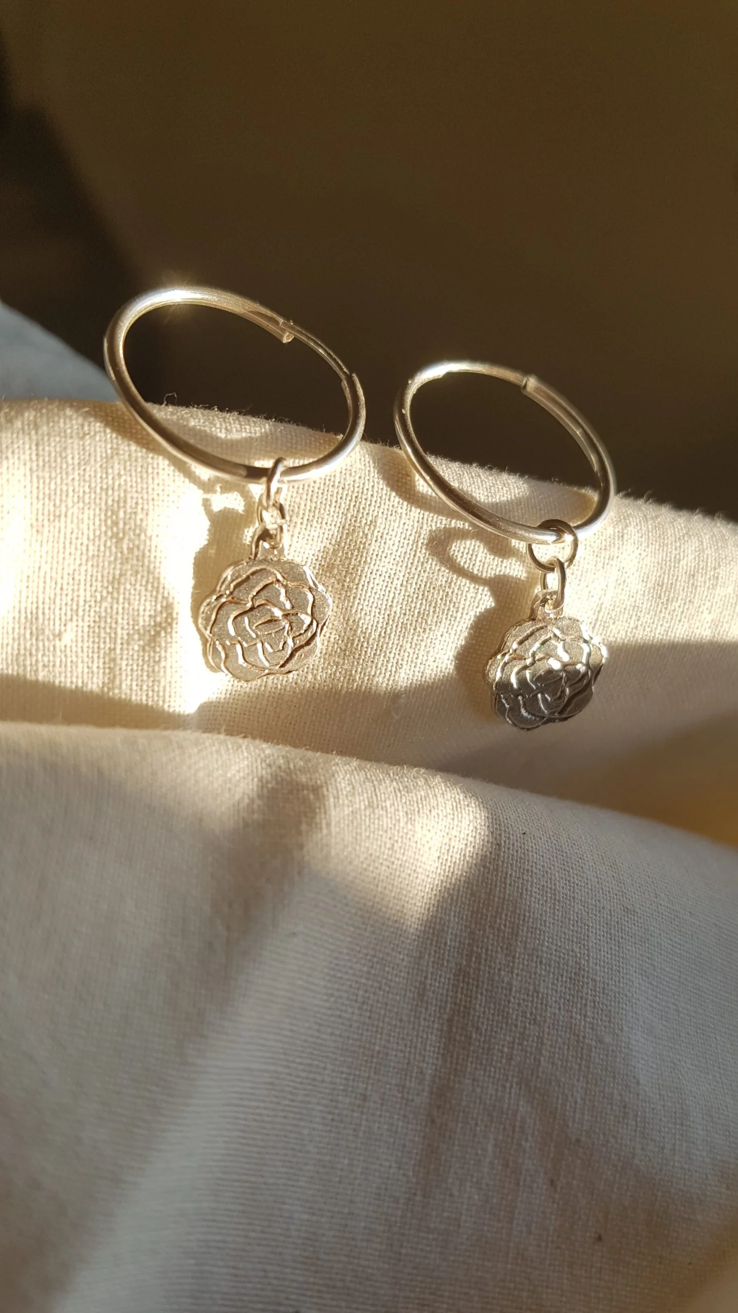 Argollas de plata con charm de rosa estampada